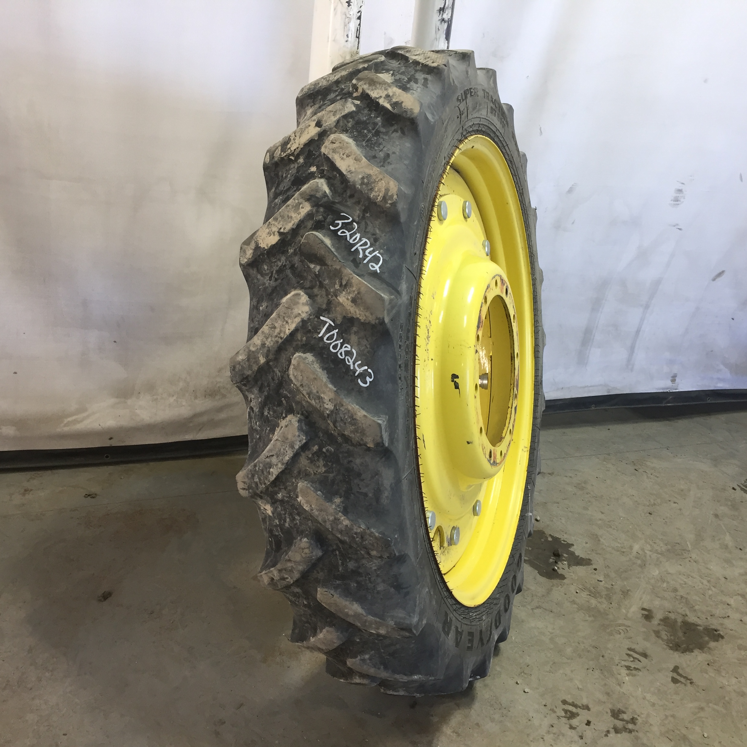 320/80R42 Goodyear Farm DT800 Super Traction R-1W Tire RT008243