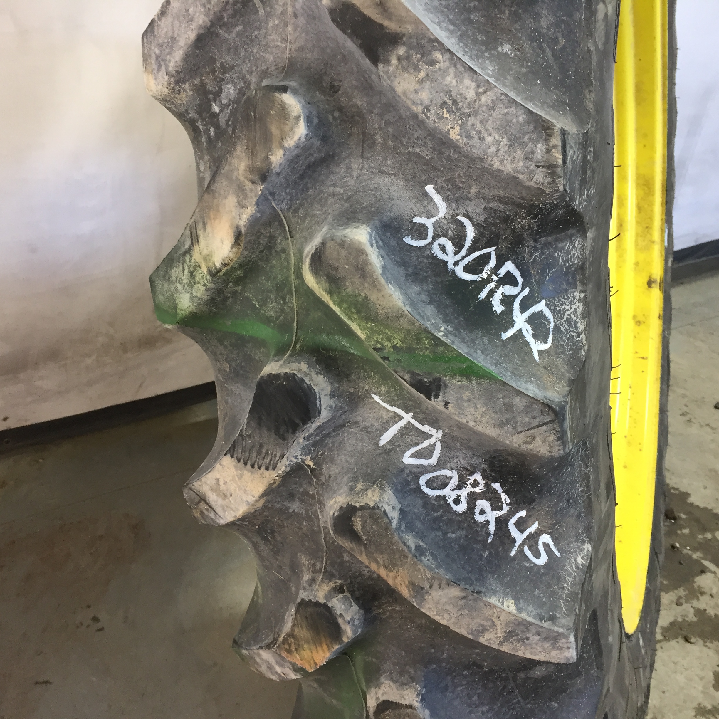 320/90R42 Firestone Radial 9000 R-1W Tire RT008245