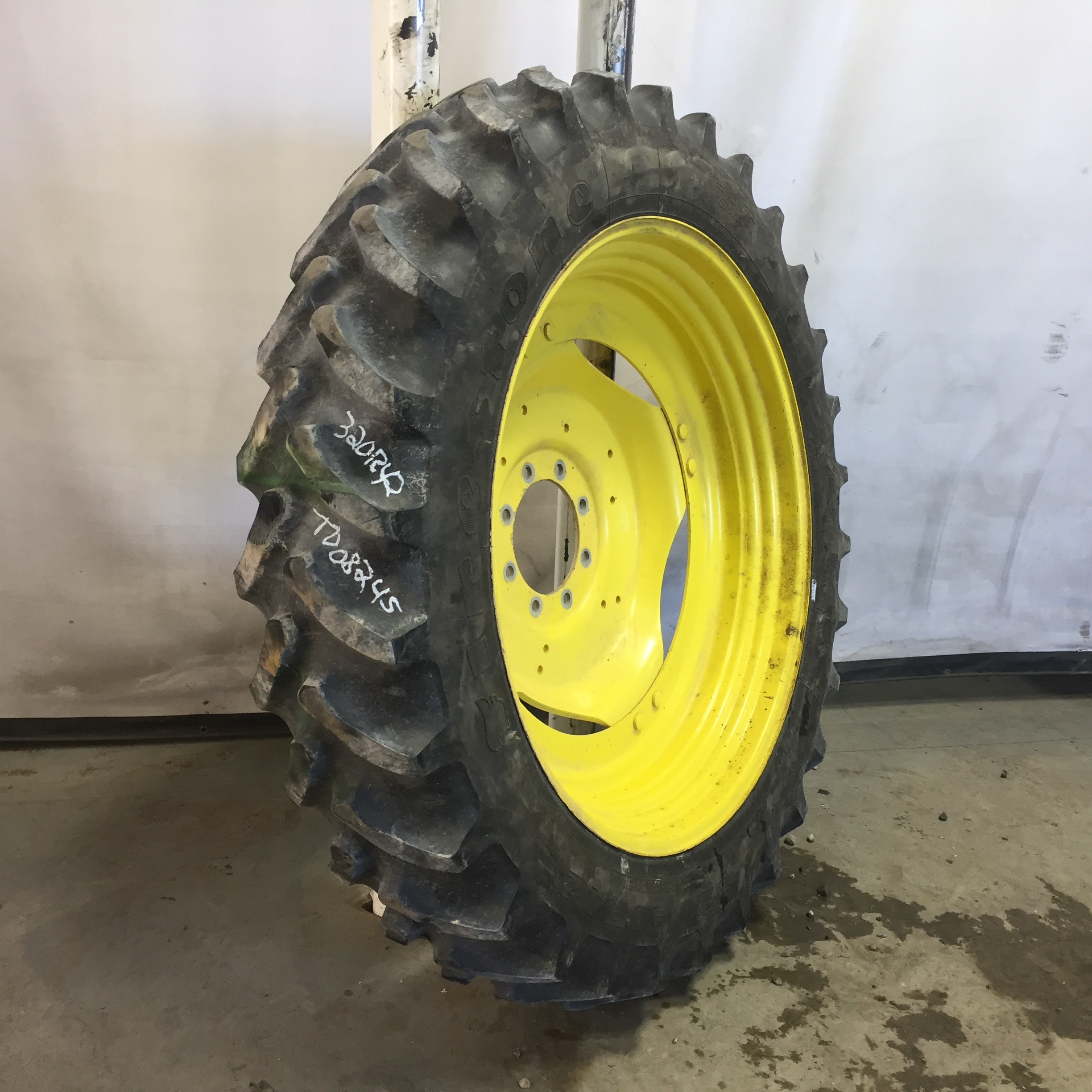 320/90R42 Firestone Radial 9000 R-1W Tire RT008245