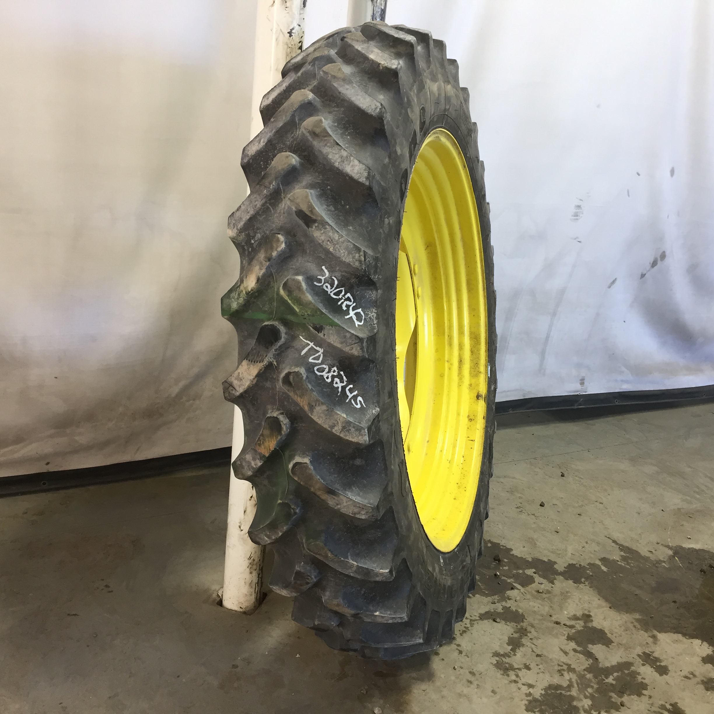 320/90R42 Firestone Radial 9000 R-1W Tire RT008245