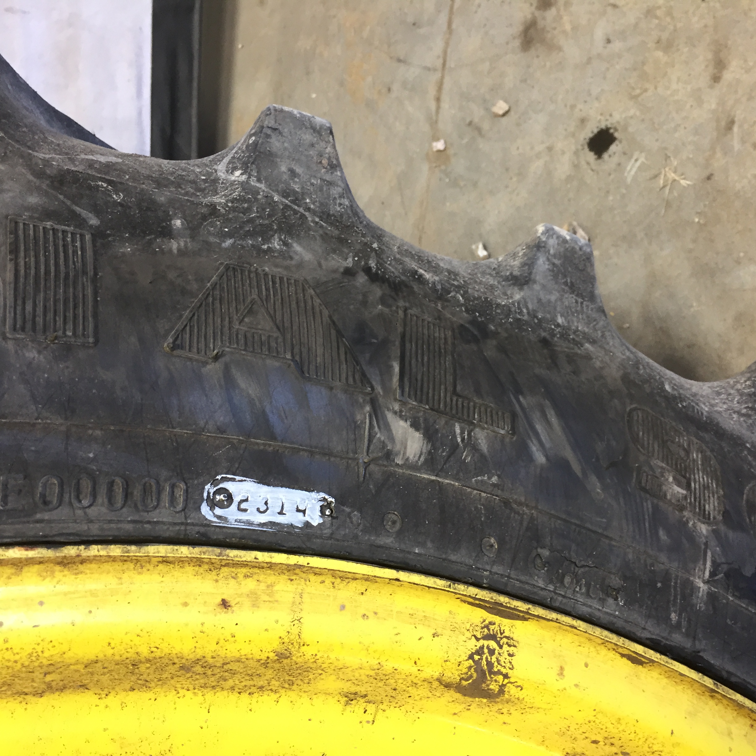 320/90R42 Firestone Radial 9000 R-1W Tire RT008245