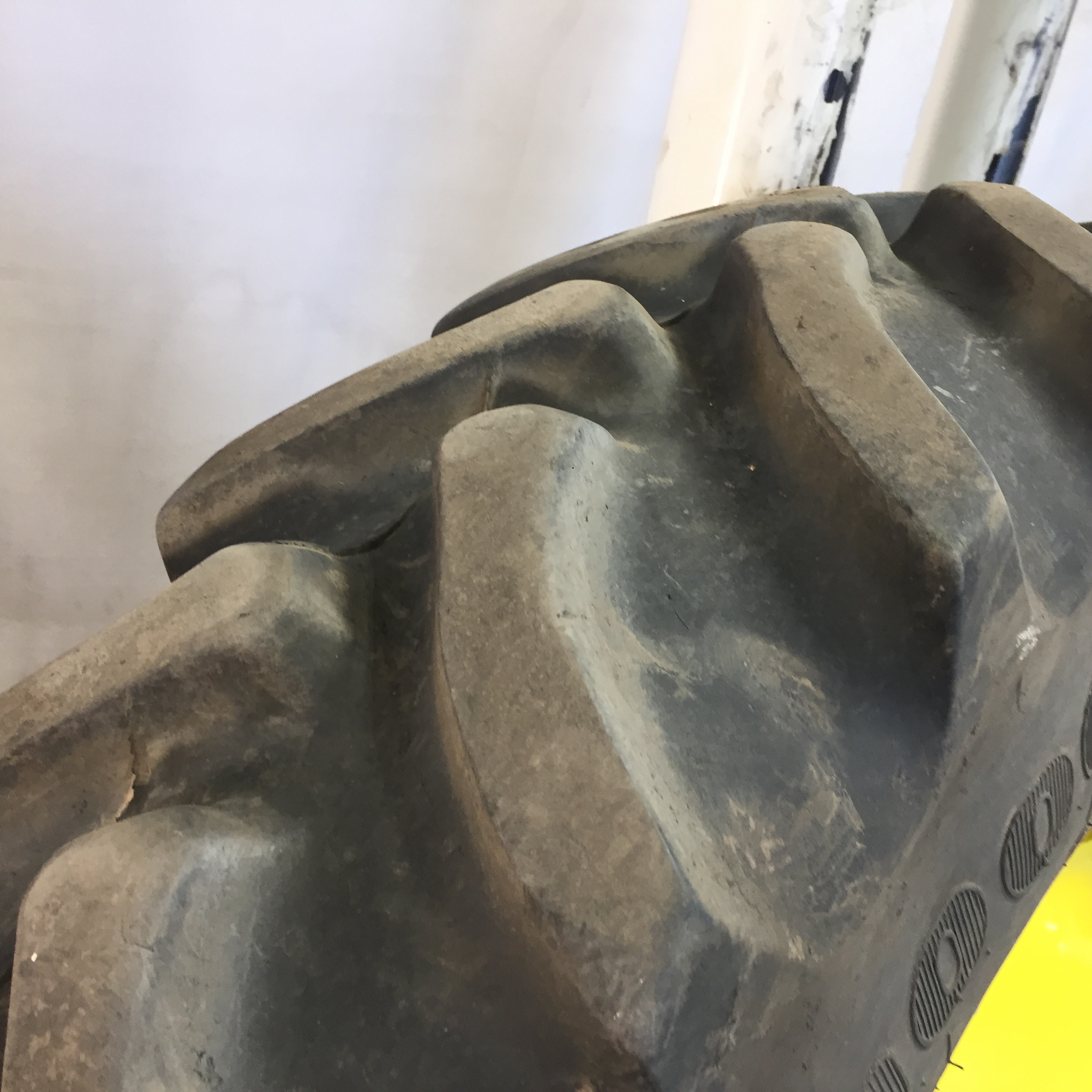 320/85R34 Firestone Radial 9000 R-1W Tire RT008272