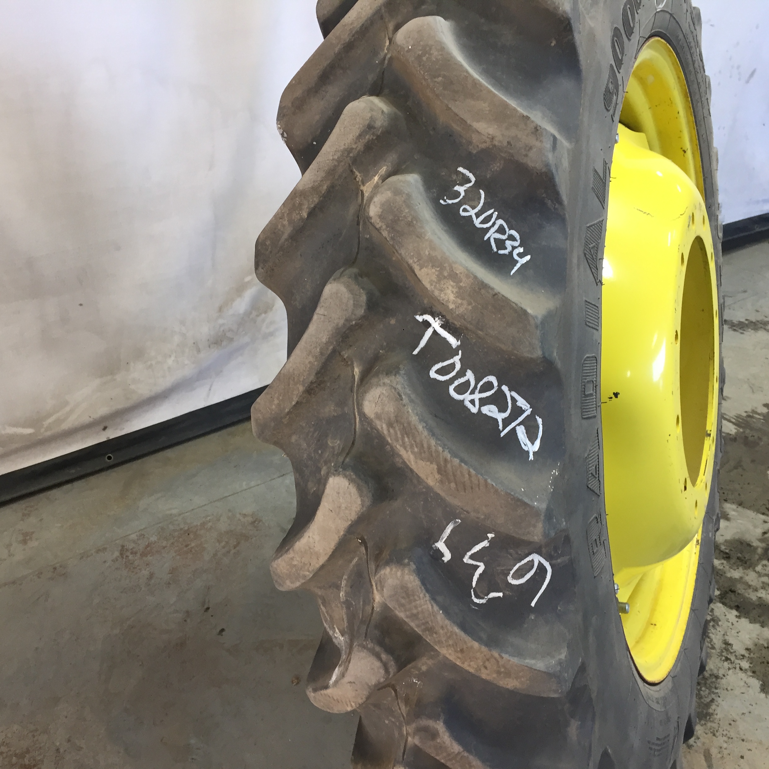 320/85R34 Firestone Radial 9000 R-1W Tire RT008272