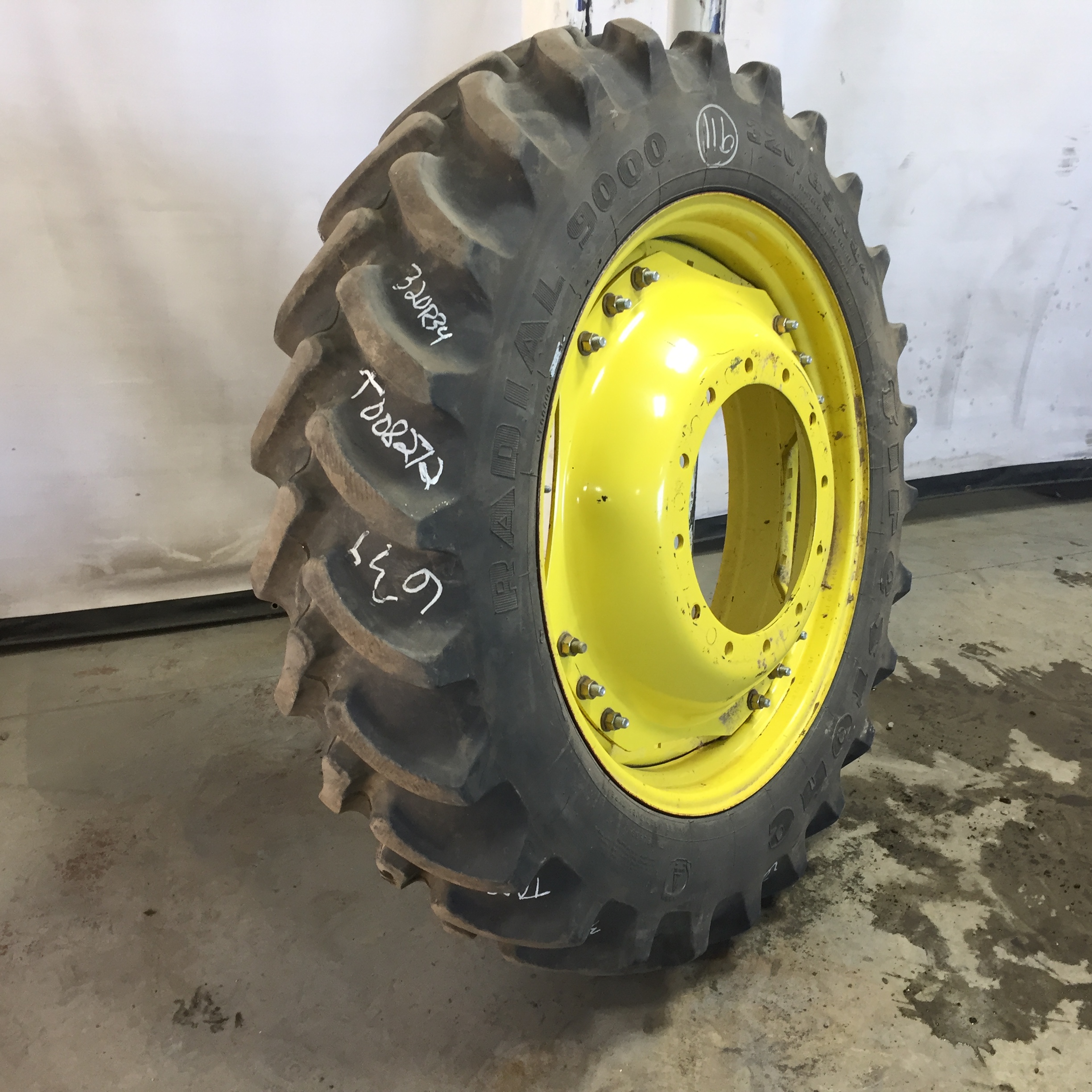 320/85R34 Firestone Radial 9000 R-1W Tire RT008272