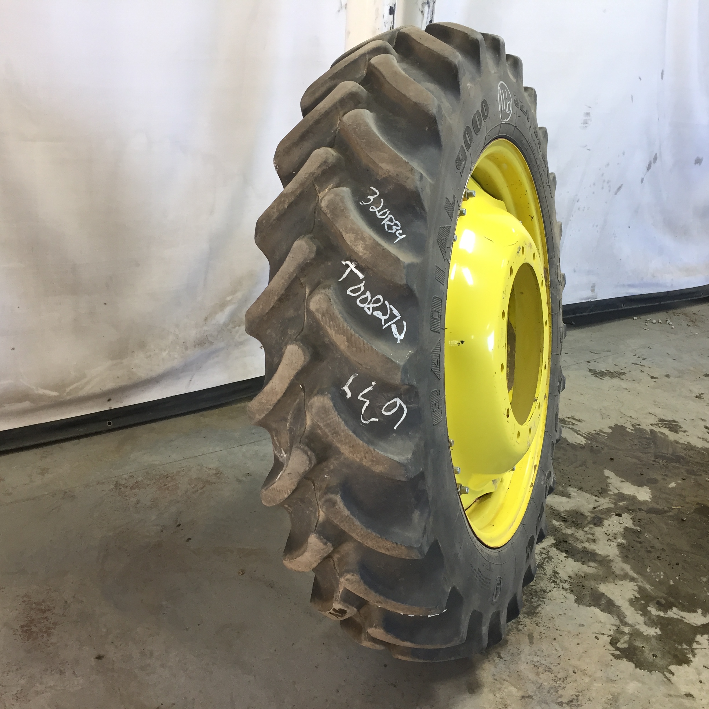 320/85R34 Firestone Radial 9000 R-1W Tire RT008272