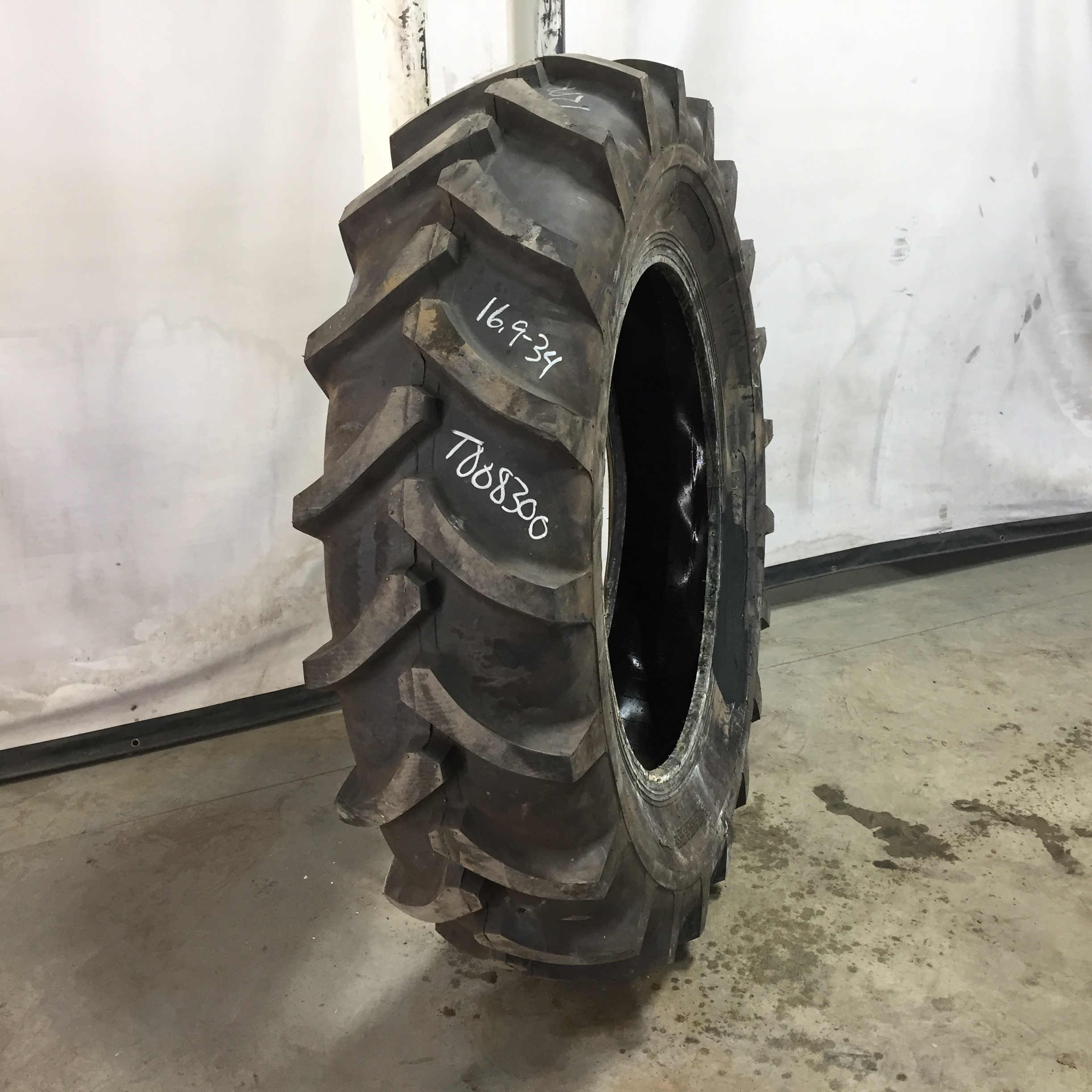 16.9/-34 Pro Max R-1 Tire T008300