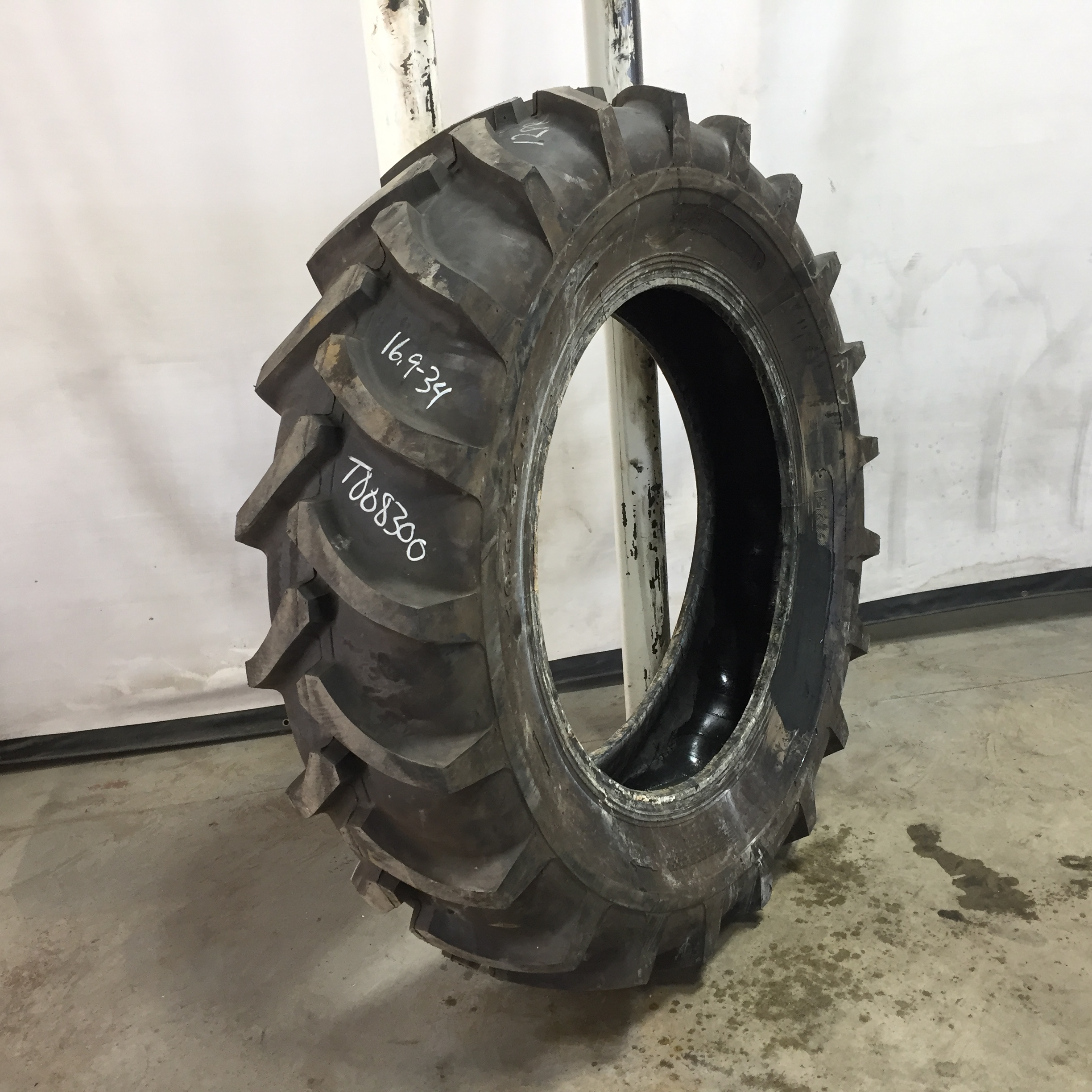 16.9/-34 Pro Max R-1 Tire T008300