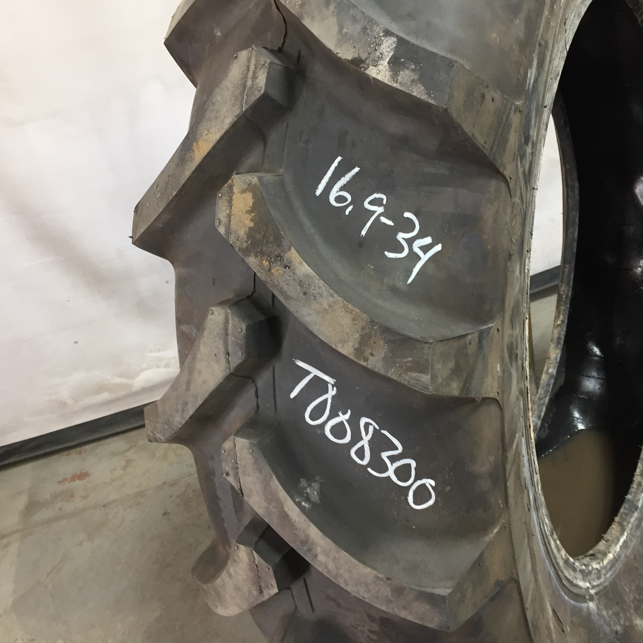 16.9/-34 Pro Max R-1 Tire T008300