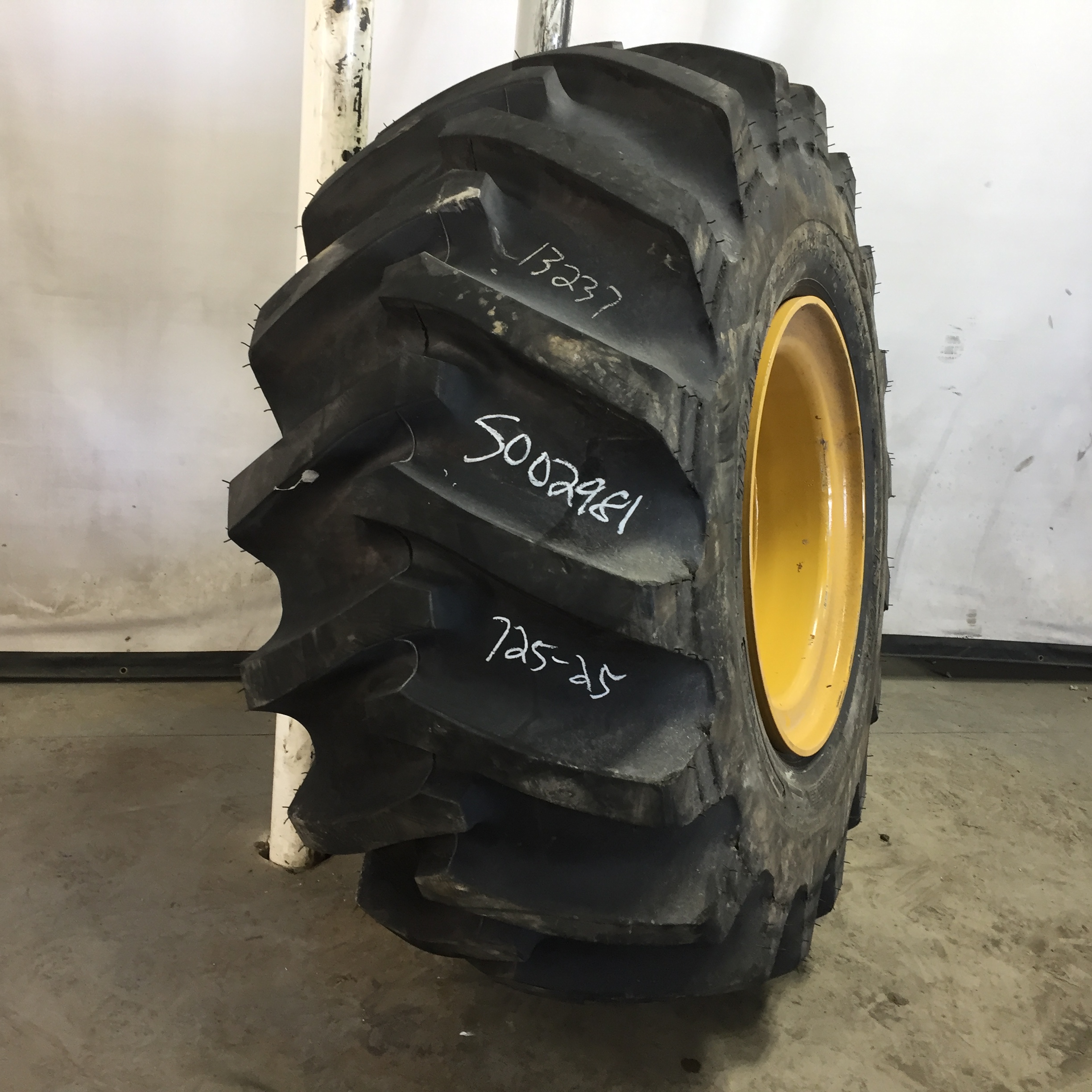 725/70-25 Titan Farm LS150 L-4T Tire-Wheel Assembly S002981