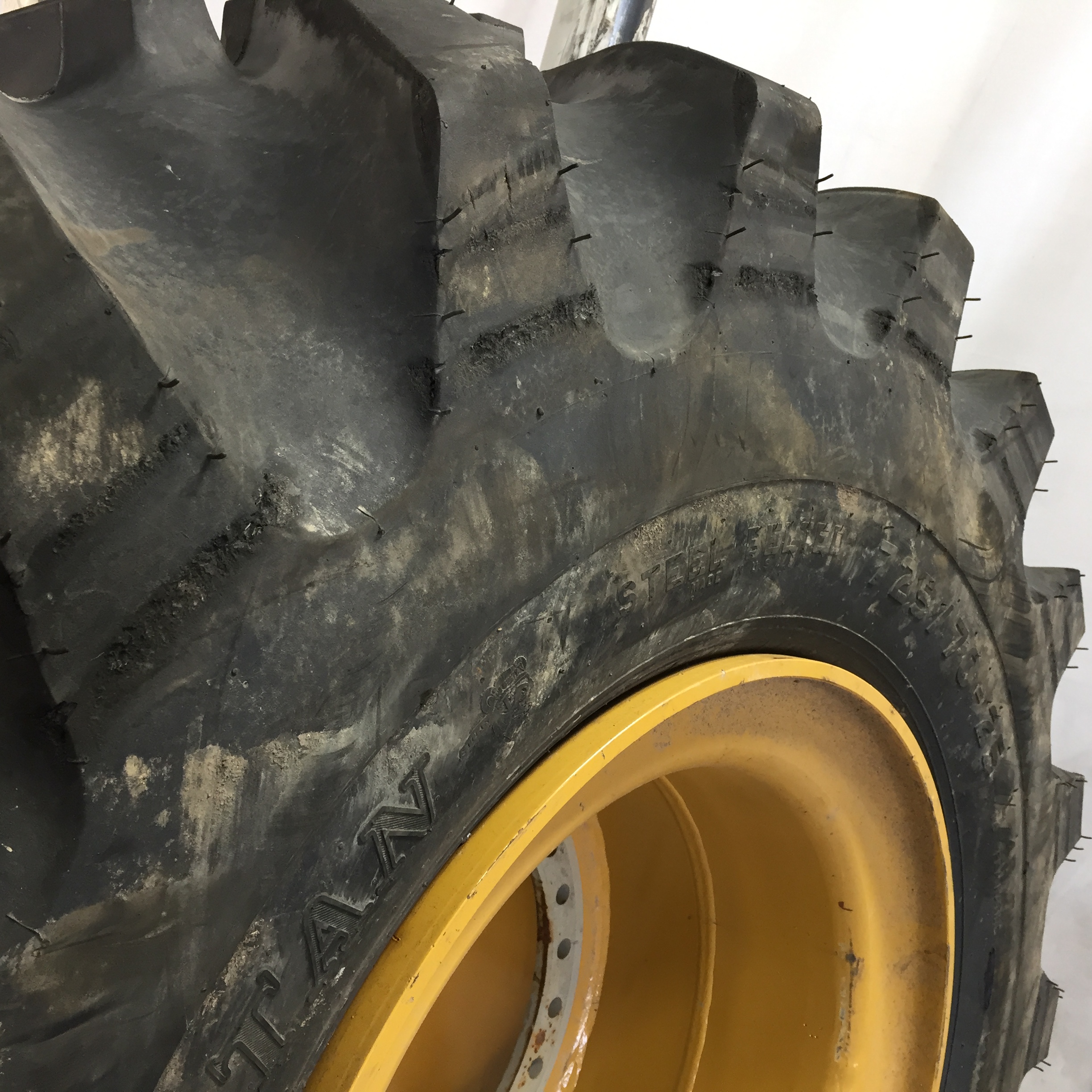 725/70-25 Titan Farm LS150 L-4T Tire-Wheel Assembly S002981