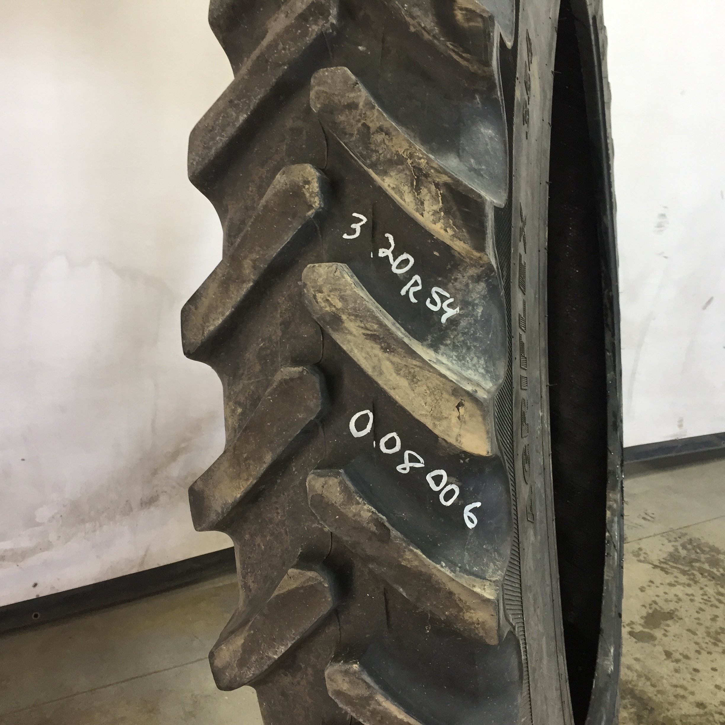 320/105R54 Alliance 354 Agriflex IF R-1W Tire 008006