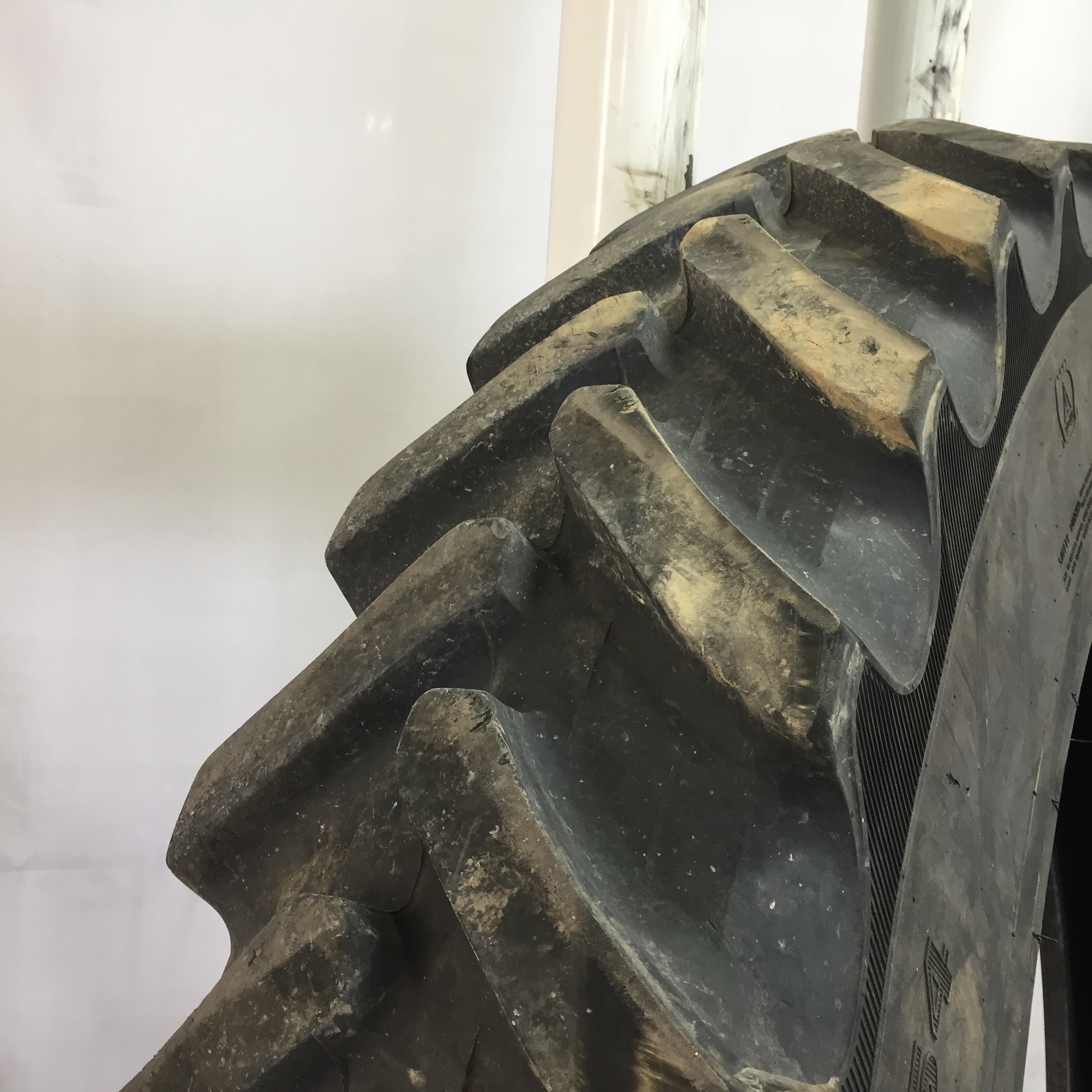 320/105R54 Alliance 354 Agriflex IF R-1W Tire 008006