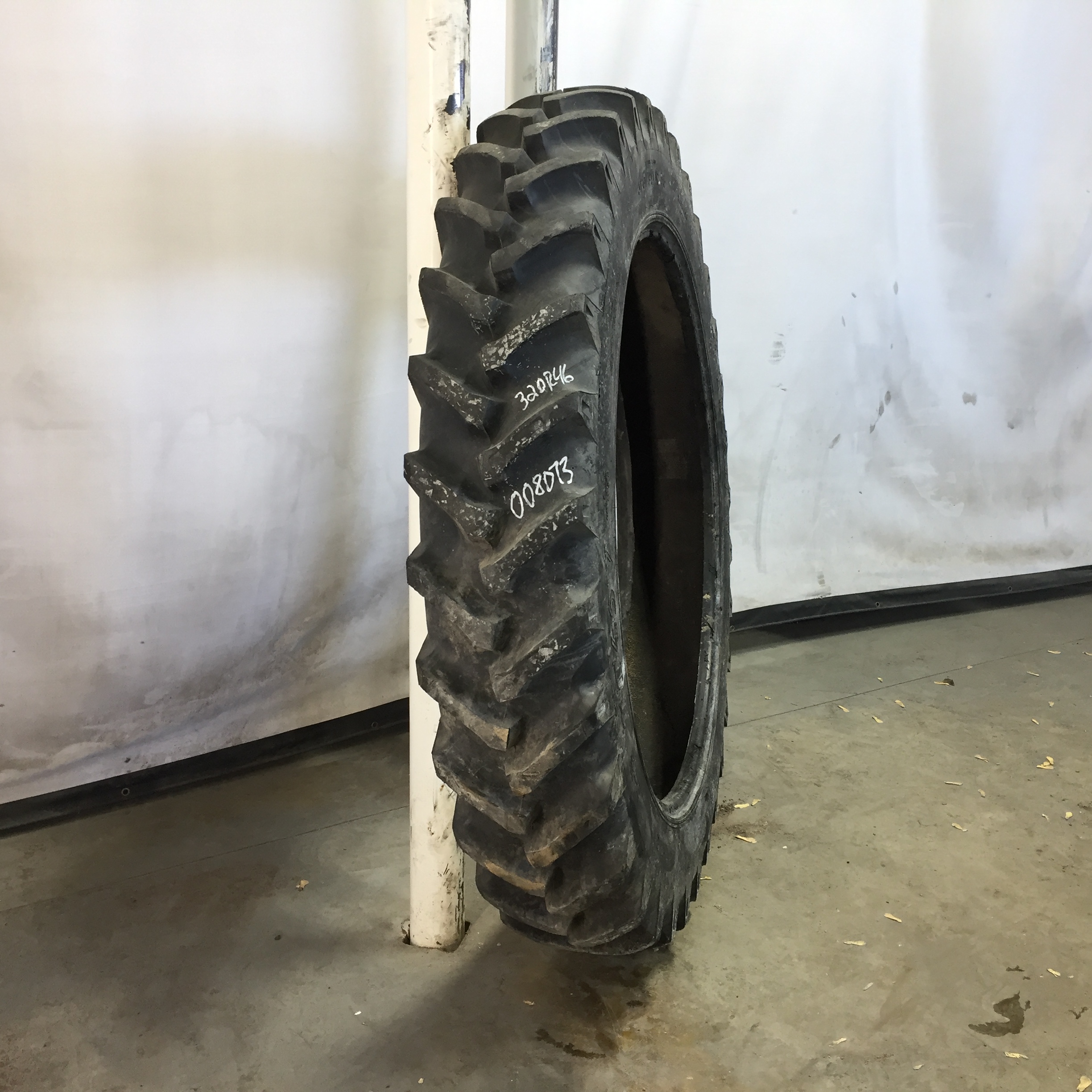 320/90R46 Titan Farm TT49V Radial R-1W Tire 008073