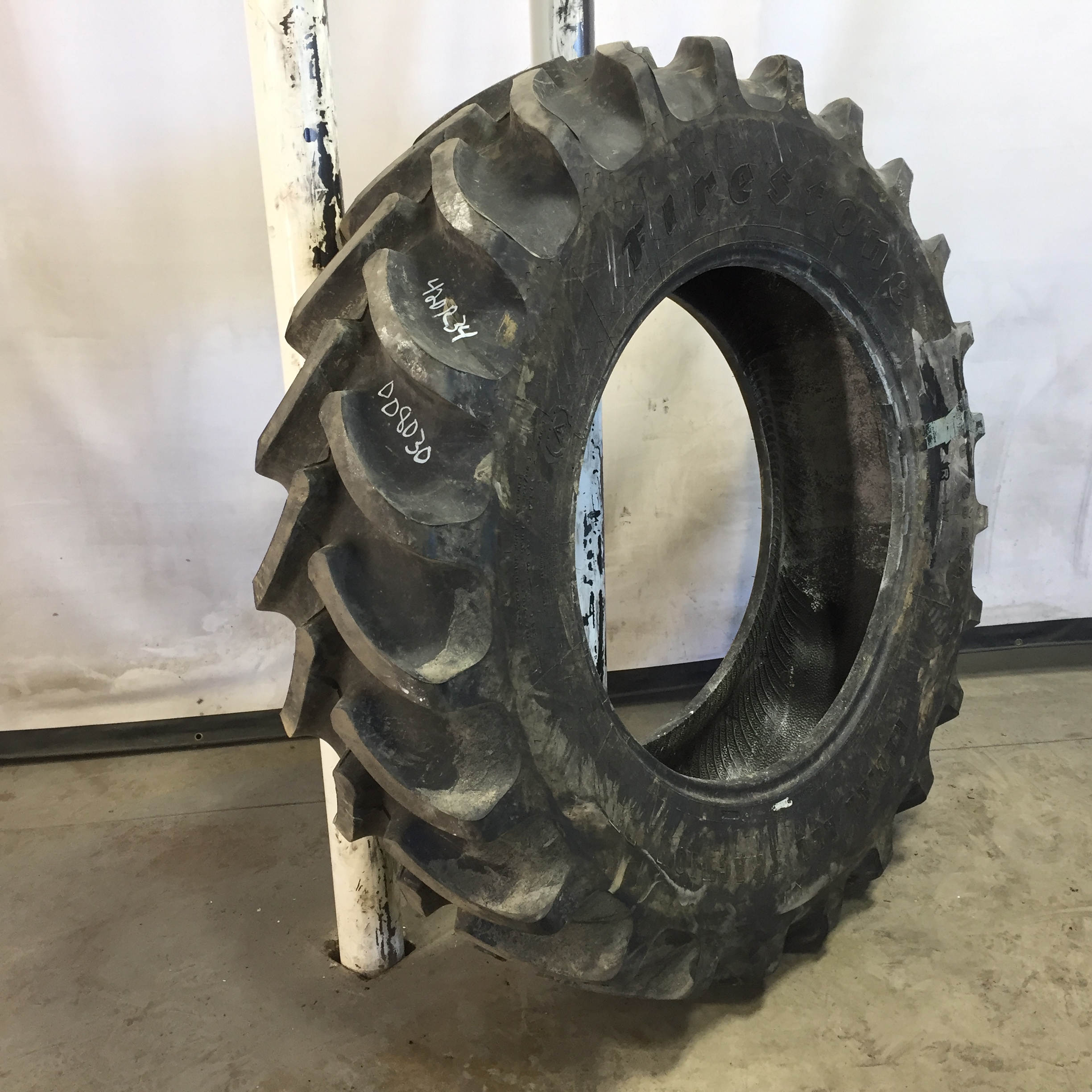 420/85R34 Firestone Radial All Traction DT R-1W Tire 008030