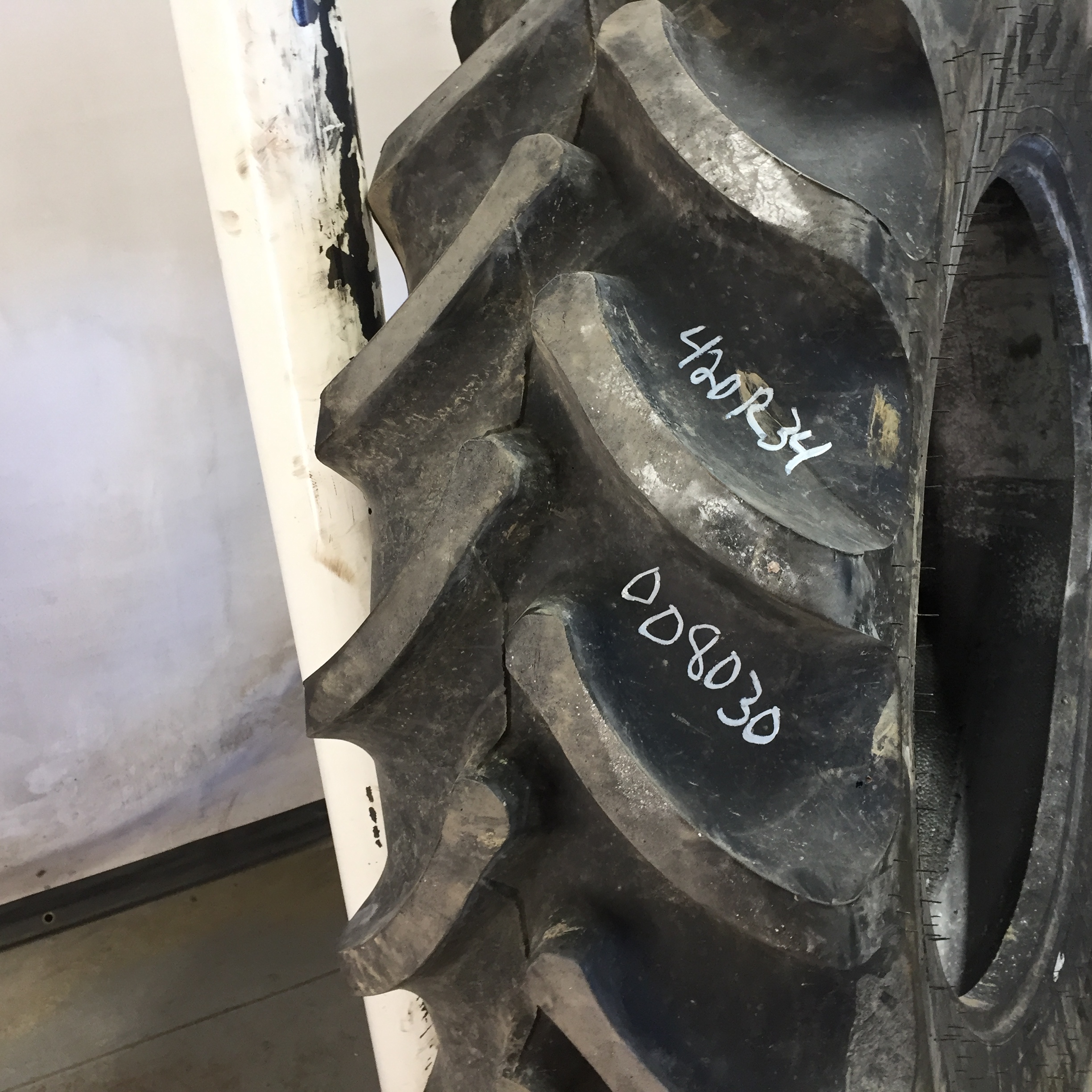 420/85R34 Firestone Radial All Traction DT R-1W Tire 008030