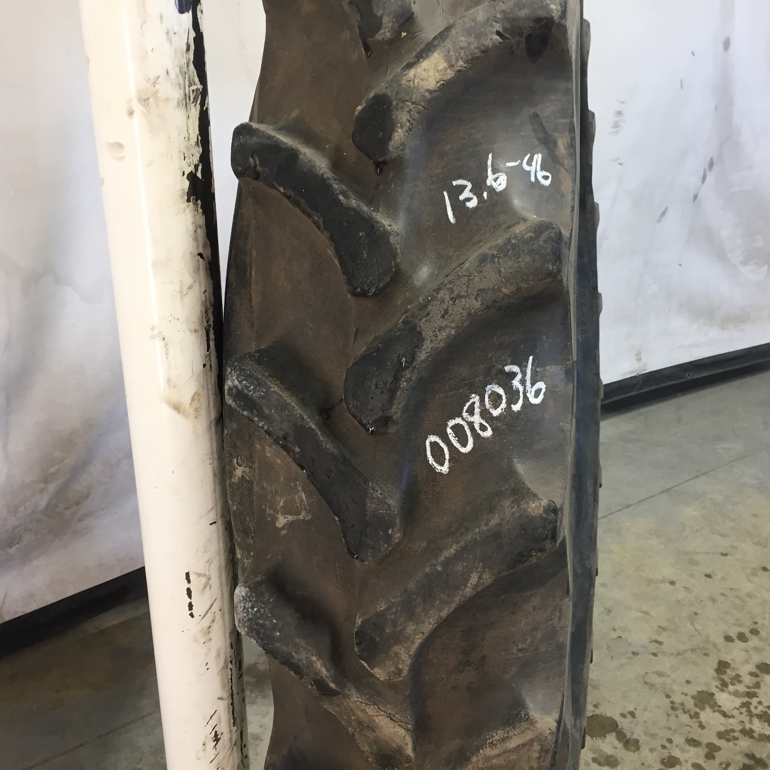 13.6/-46 Firestone Champion Spade Grip R-2 Tire 008036