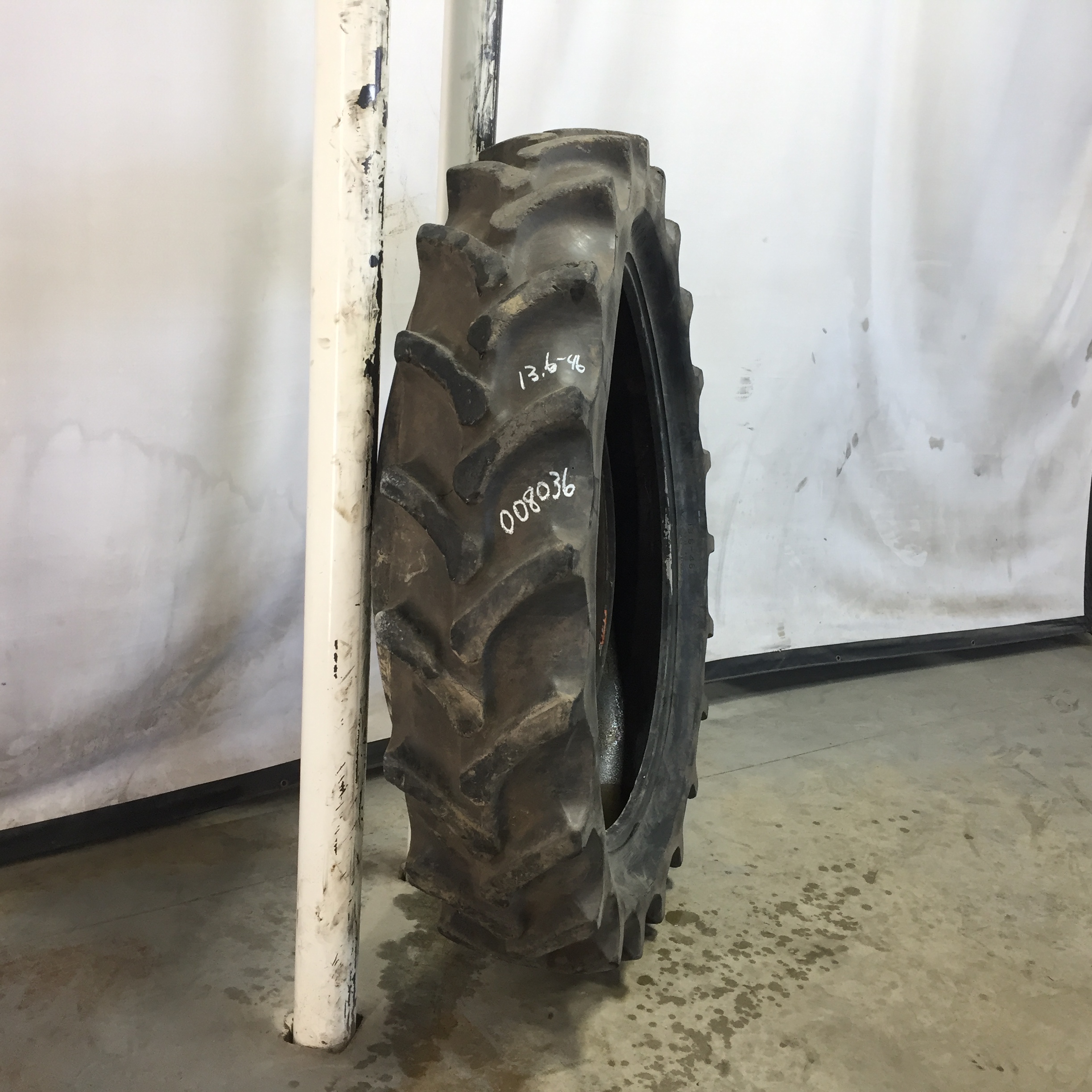 13.6/-46 Firestone Champion Spade Grip R-2 Tire 008036
