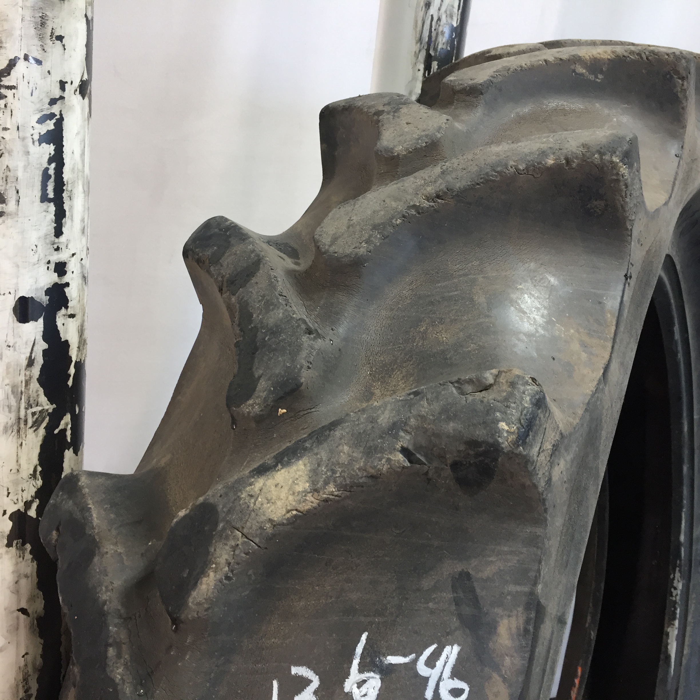 13.6/-46 Firestone Champion Spade Grip R-2 Tire 008036