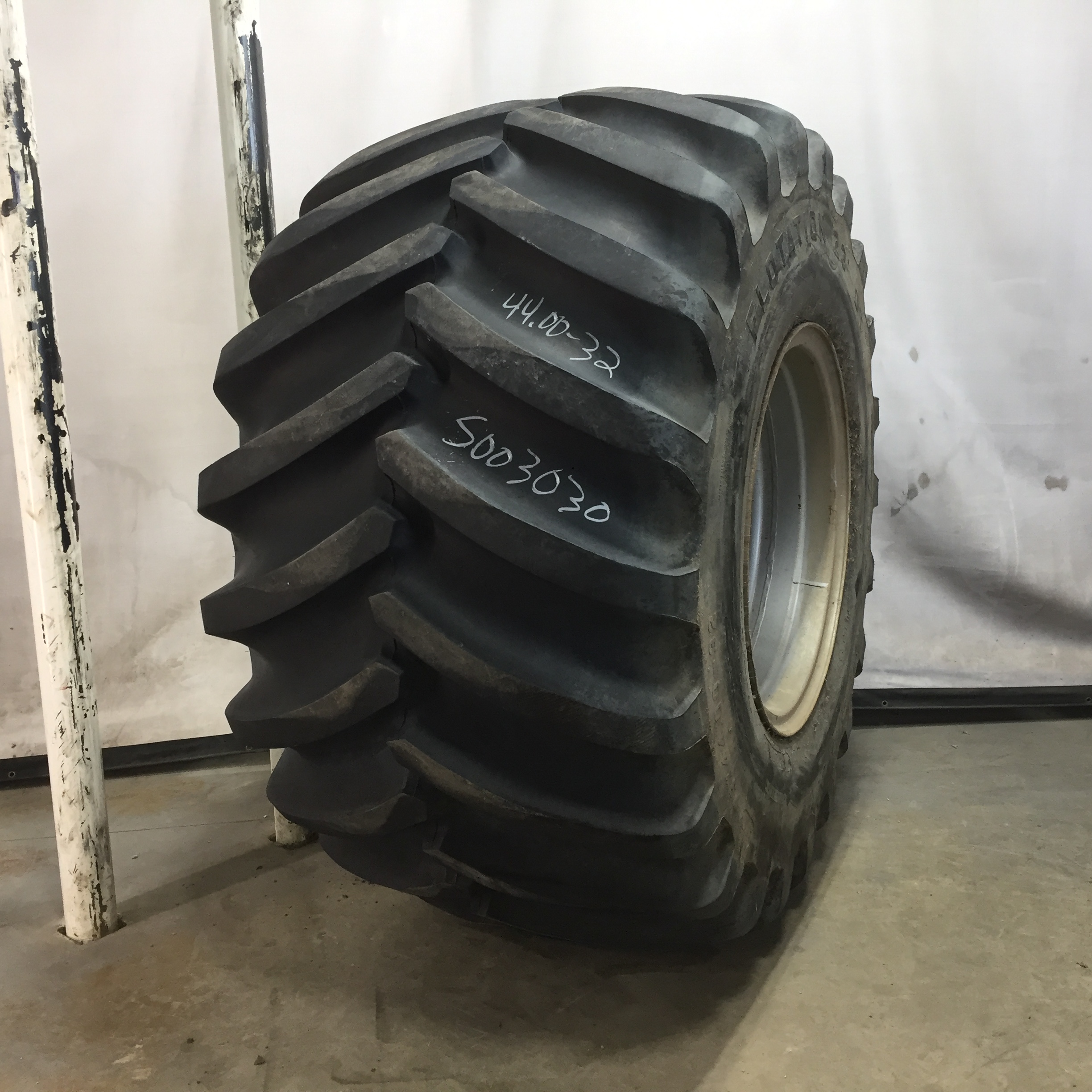 73/44.00-32 Firestone Flotation 23 DT HF-3 Tire RS003030