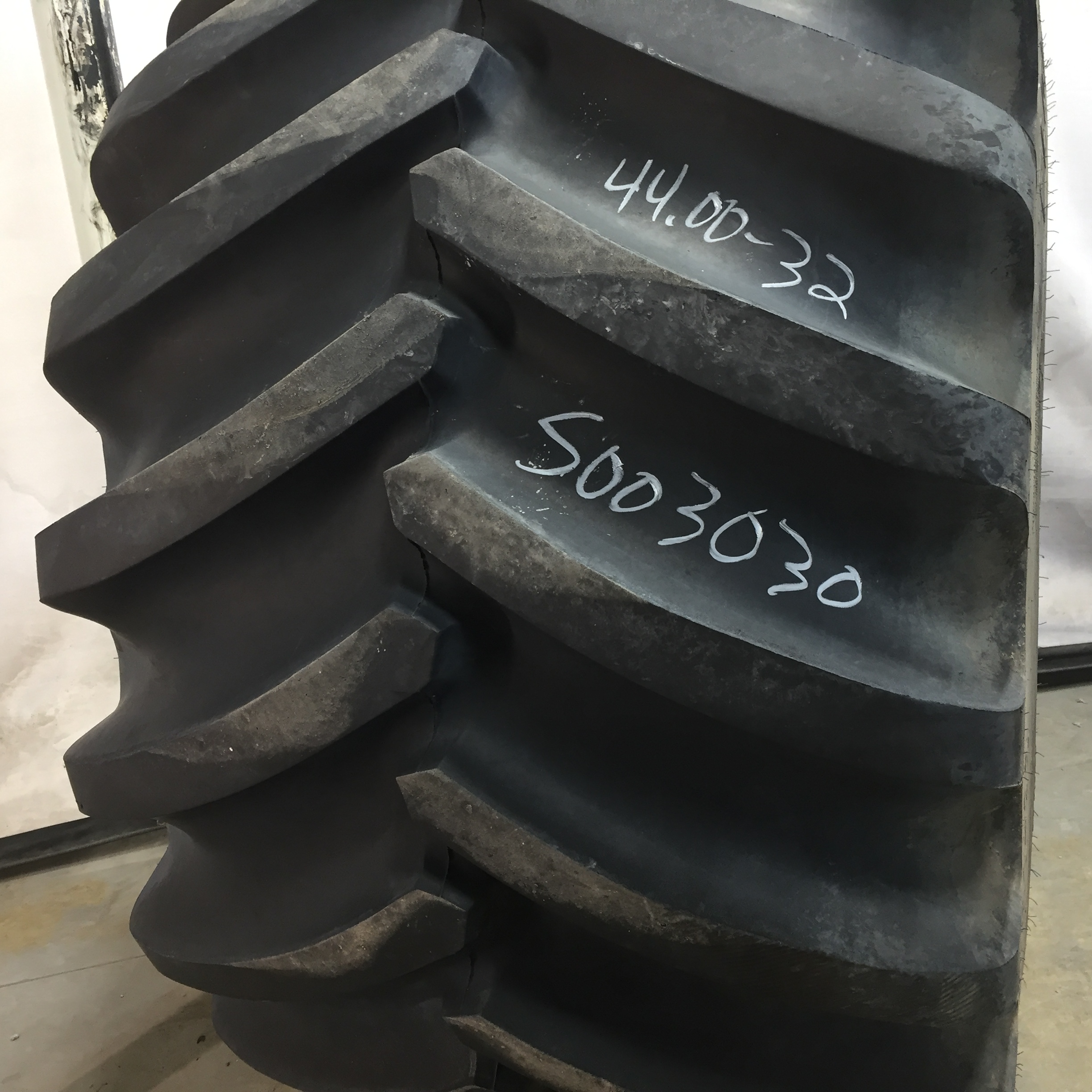 73/44.00-32 Firestone Flotation 23 DT HF-3 Tire RS003030