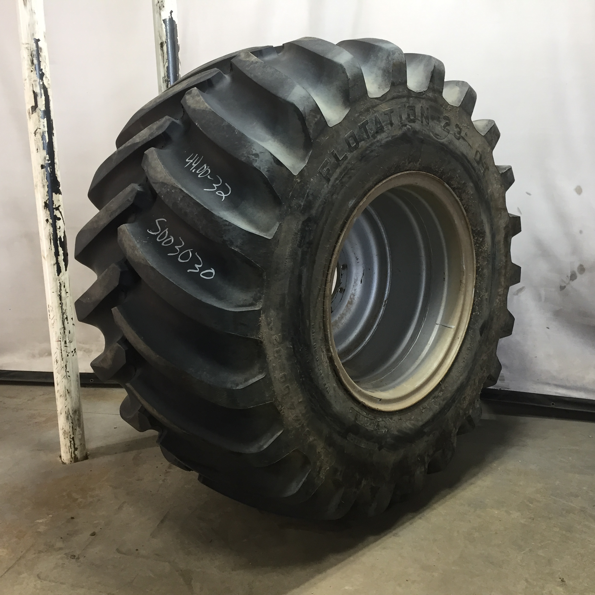 73/44.00-32 Firestone Flotation 23 DT HF-3 Tire RS003030