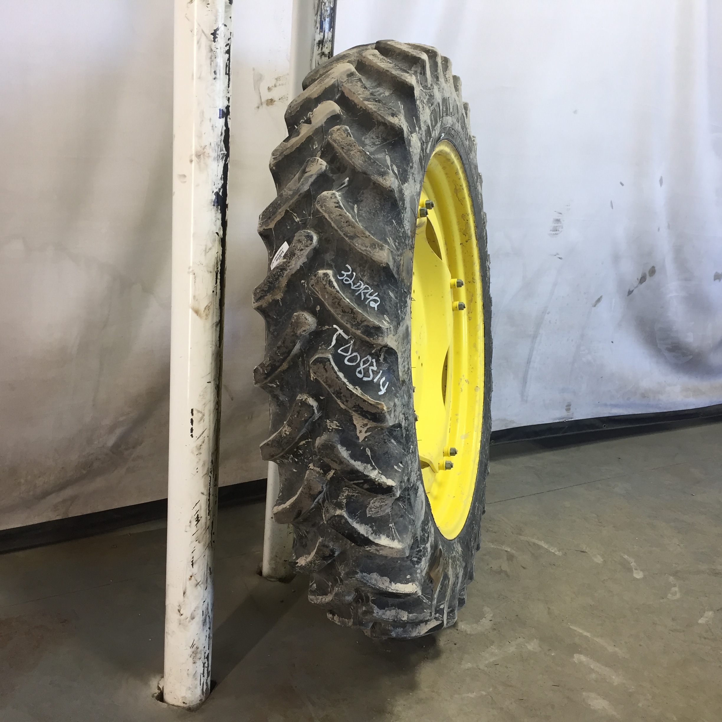 320/90R42 Firestone Radial 9000 R-1W Tire RT008314