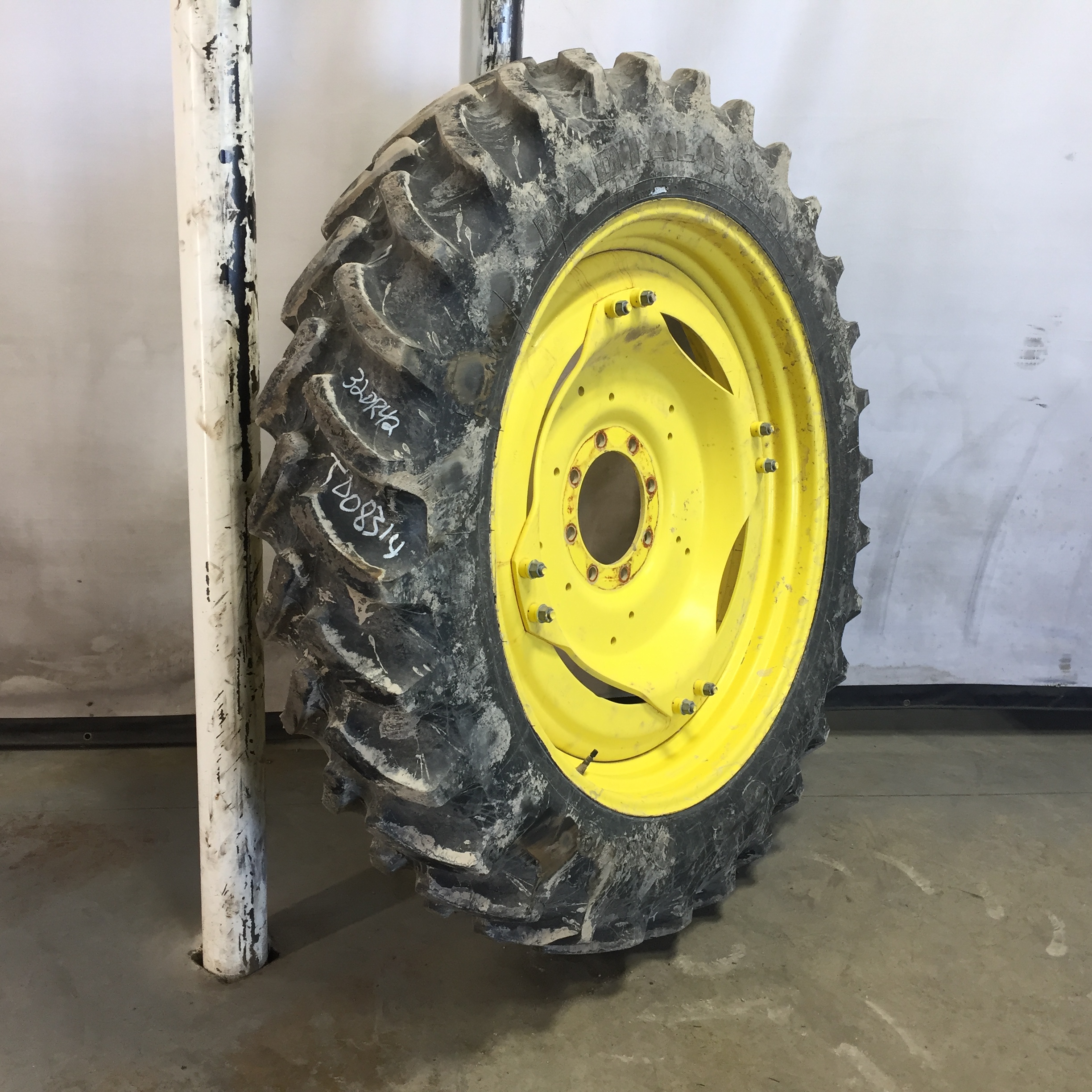 320/90R42 Firestone Radial 9000 R-1W Stub Disc (groups of 2 bolts) Tire-Wheel Assembly T008314