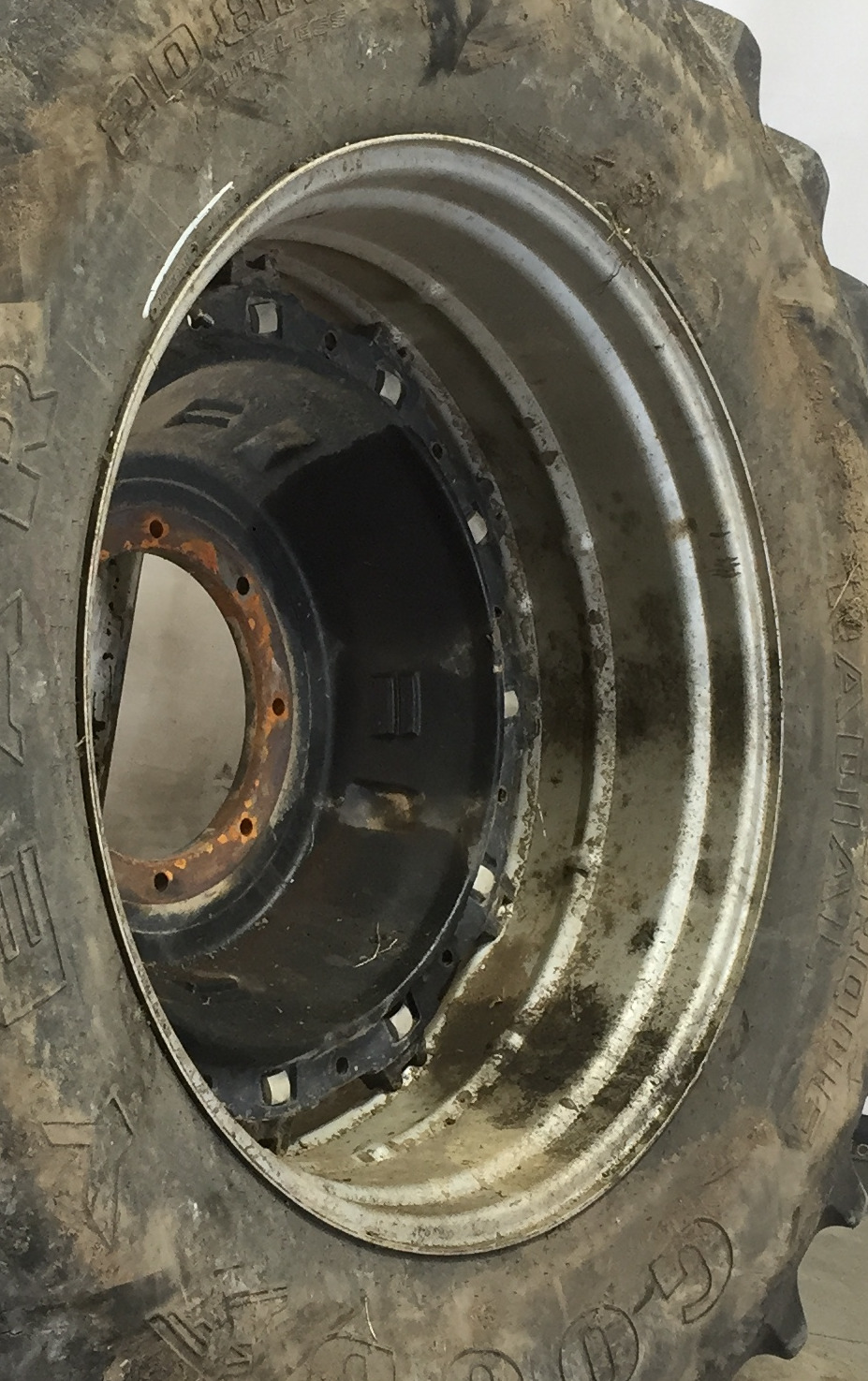 38'' Double Bevel 38" Cast Rim Center WT008324CTR