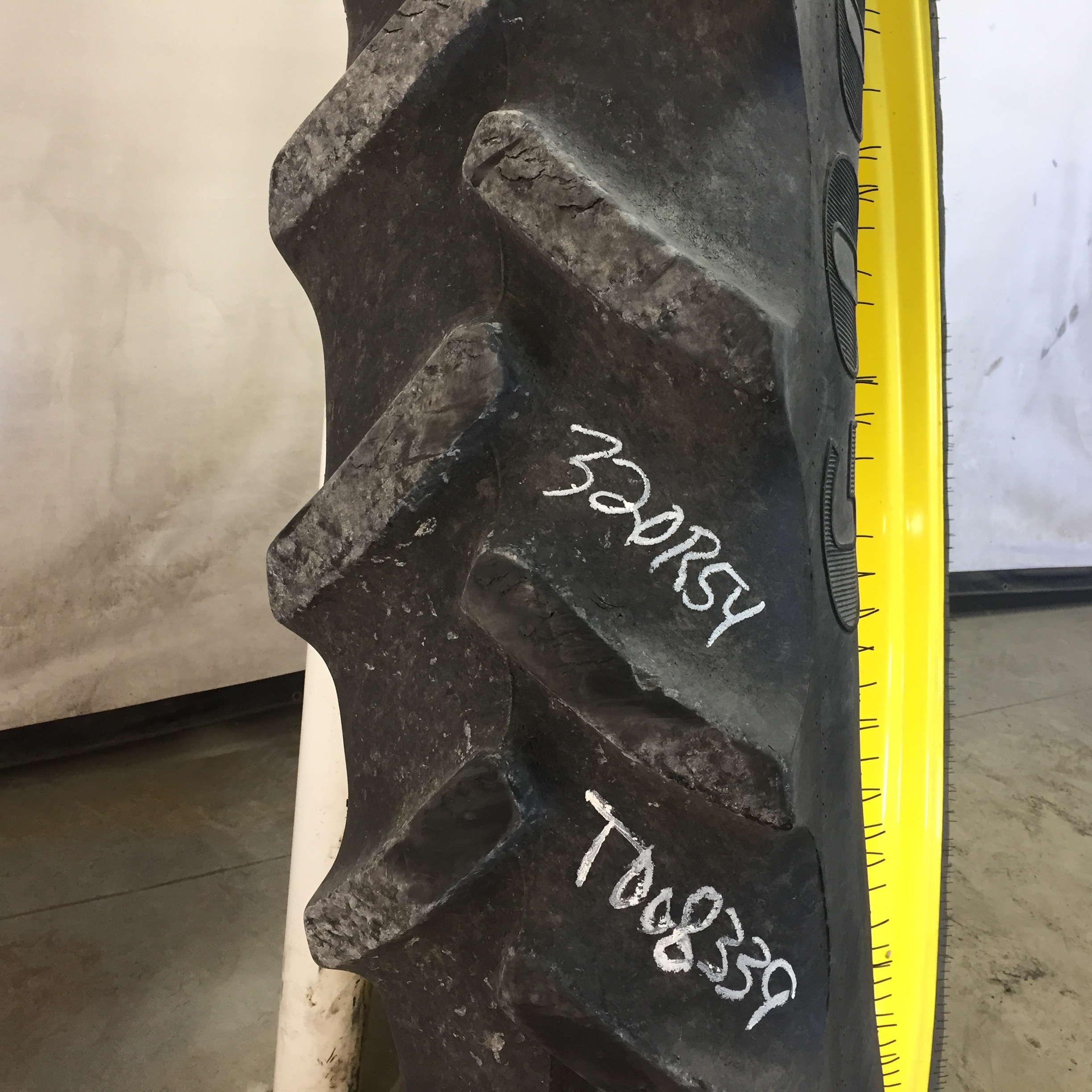 320/90R54 Goodyear Farm DT800 Super Traction R-1W Tire RT008339