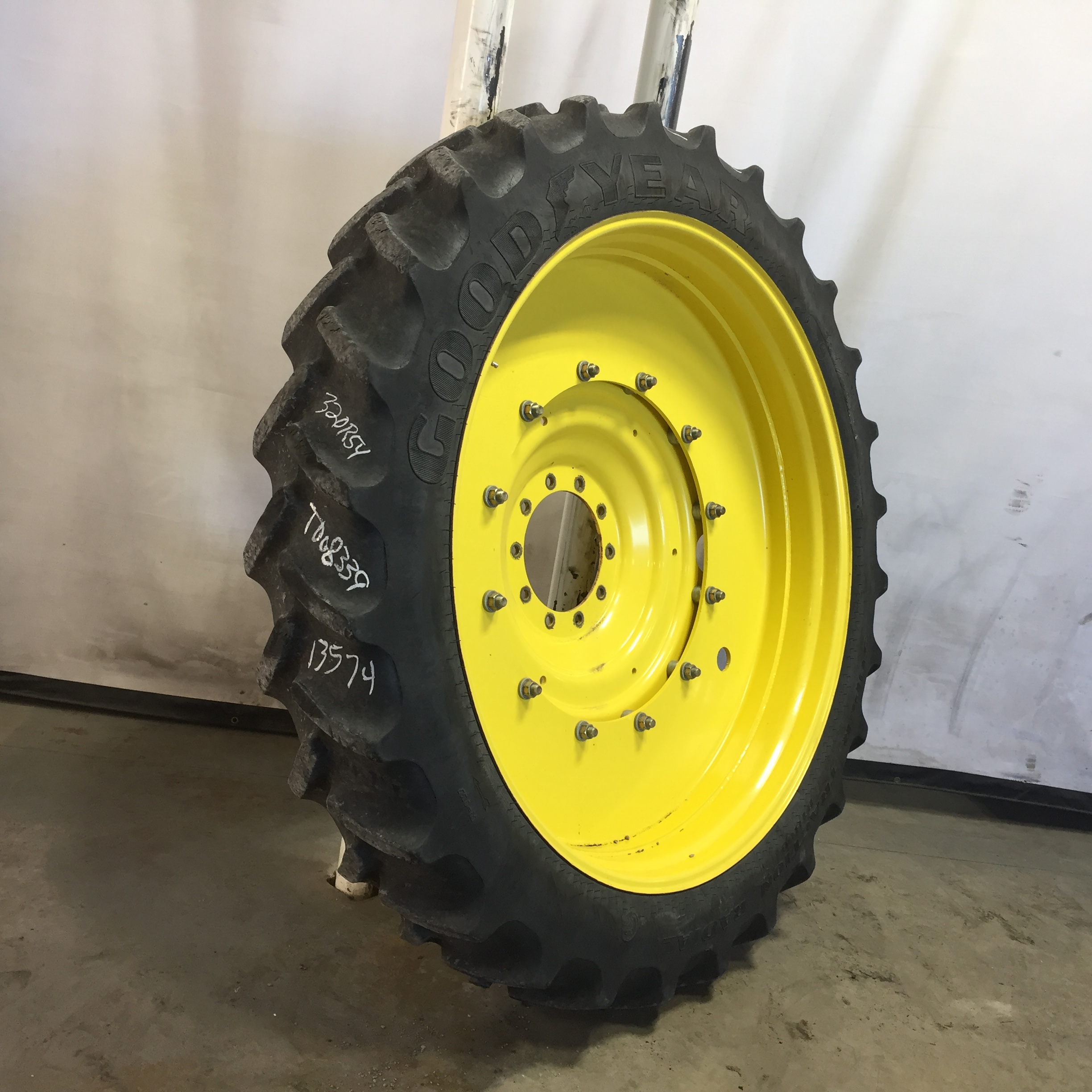 320/90R54 Goodyear Farm DT800 Super Traction R-1W Tire RT008339