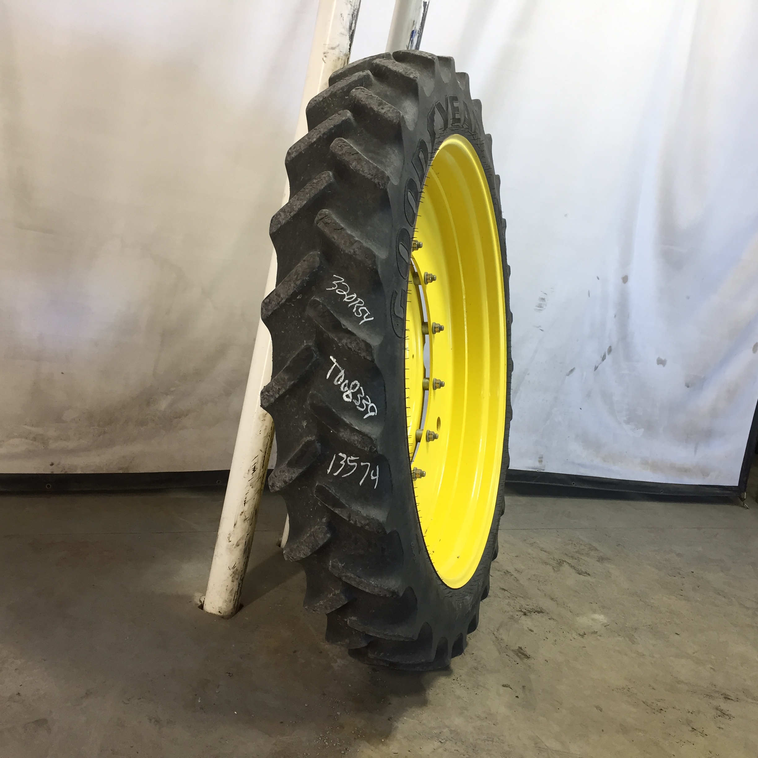 320/90R54 Goodyear Farm DT800 Super Traction R-1W Tire RT008339