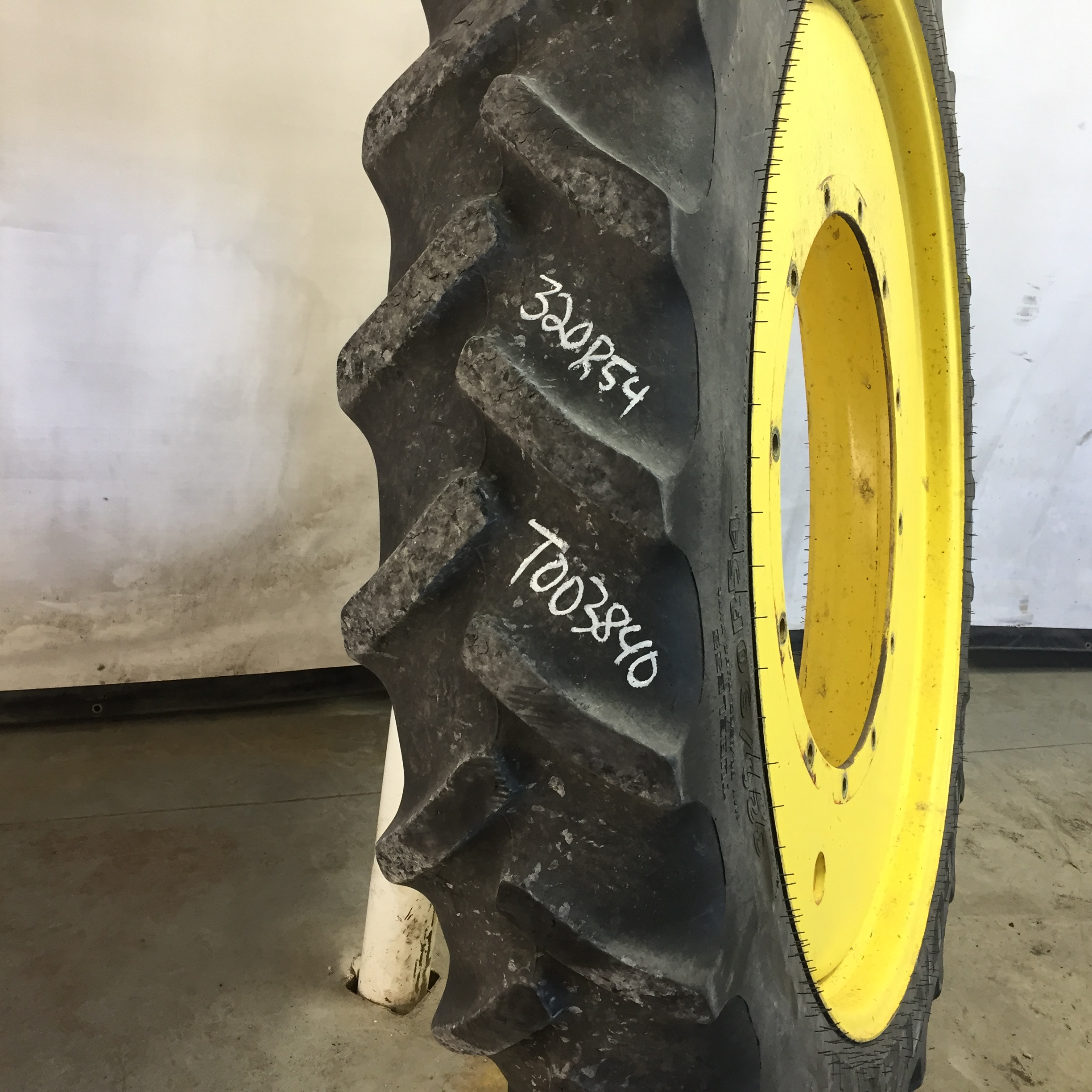 320/90R54 Goodyear Farm DT800 Super Traction R-1W Tire RT008340