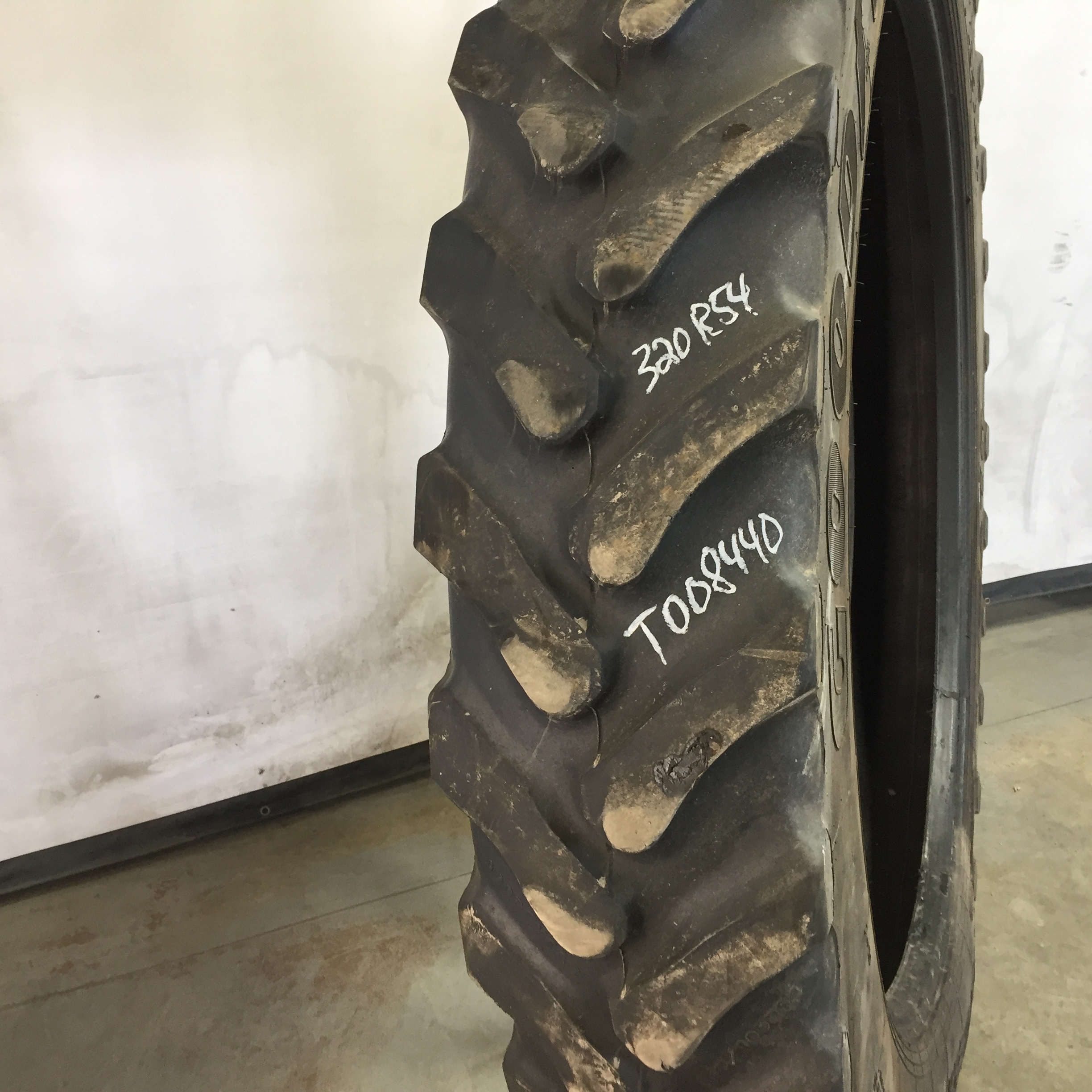 320/105R54 Goodyear Farm Ultra Sprayer R-1 Tire T008440