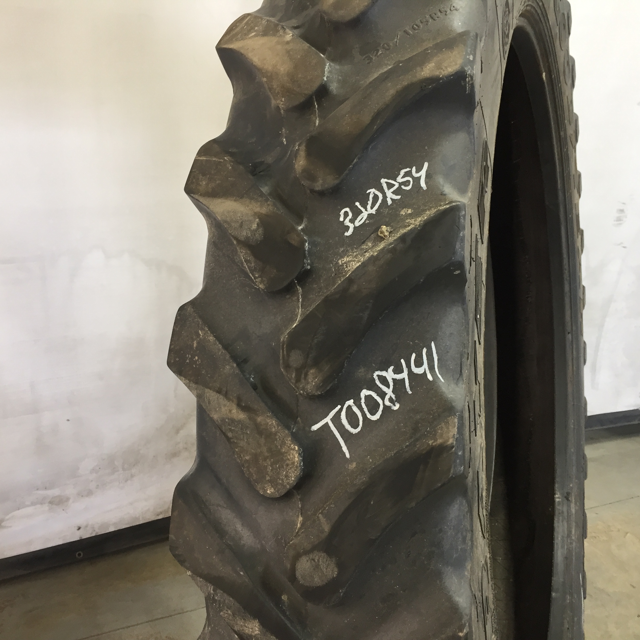 320/105R54 Goodyear Farm Ultra Sprayer R-1 Tire T008441