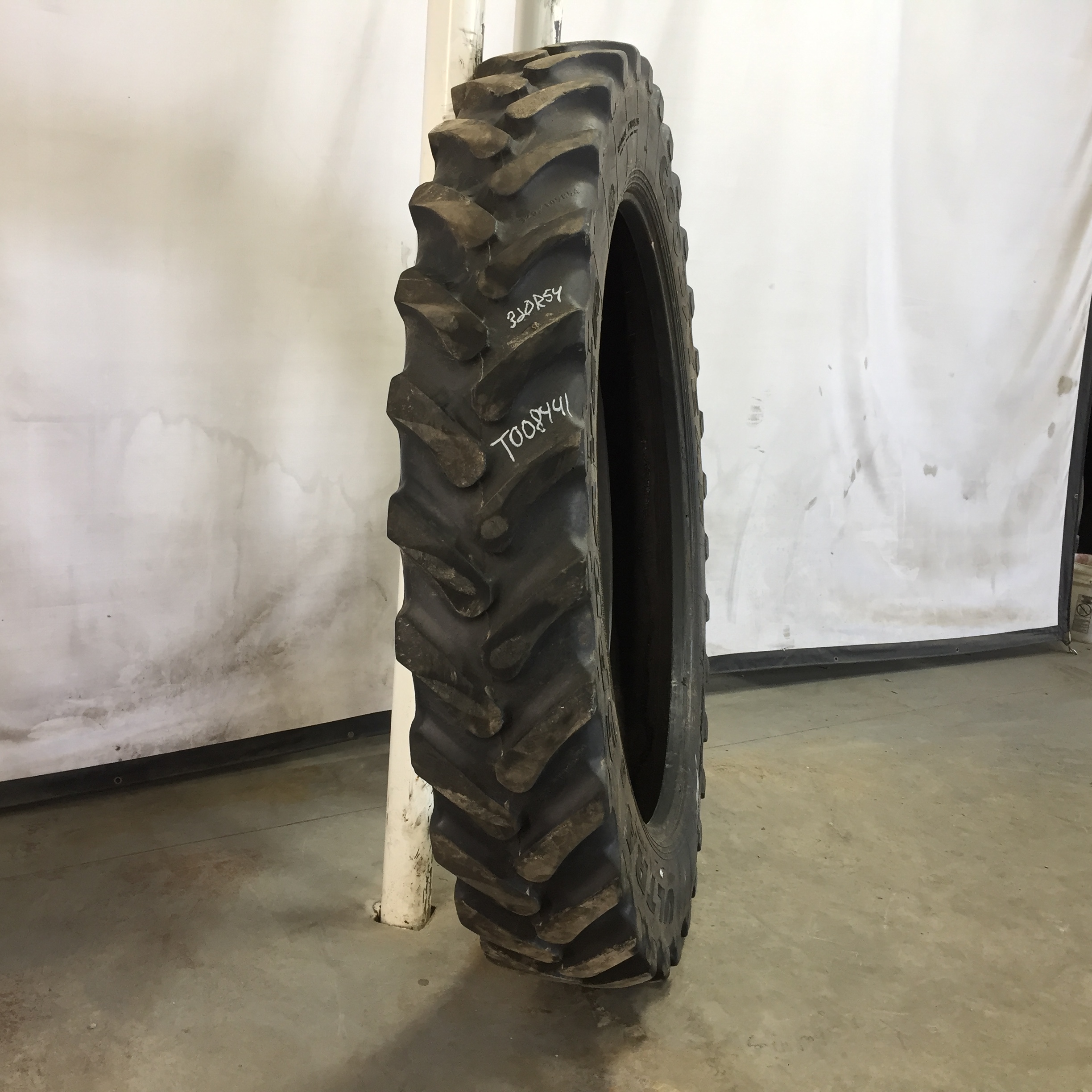 320/105R54 Goodyear Farm Ultra Sprayer R-1 Tire T008441