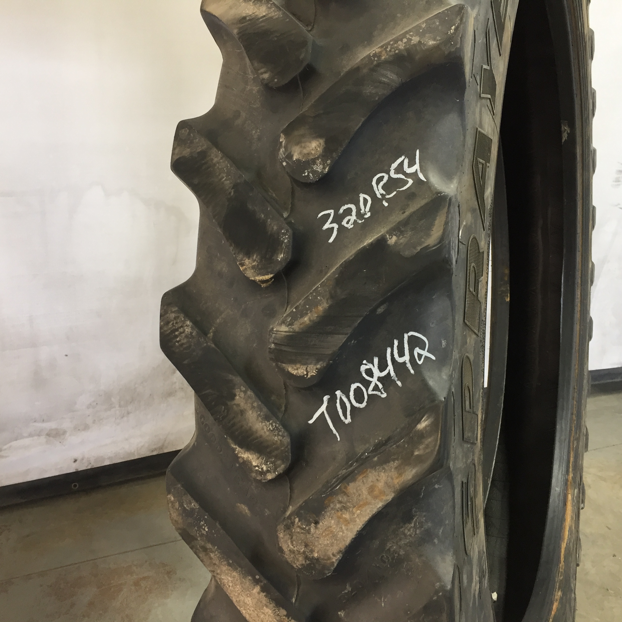 320/105R54 Goodyear Farm Ultra Sprayer R-1 Tire T008442