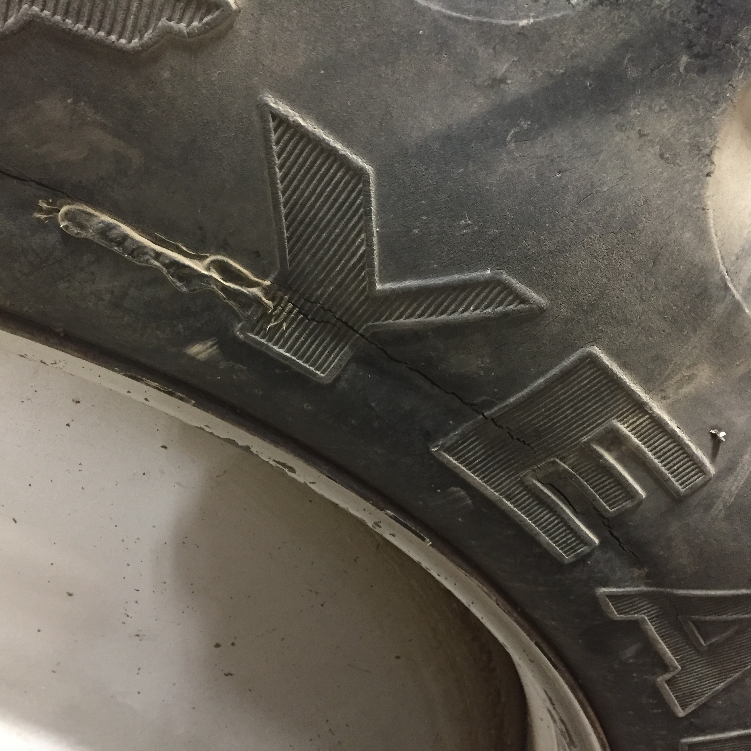 380/90R46 Goodyear Farm DT800 Optitrac R-1W Tire-Wheel Assembly T008347