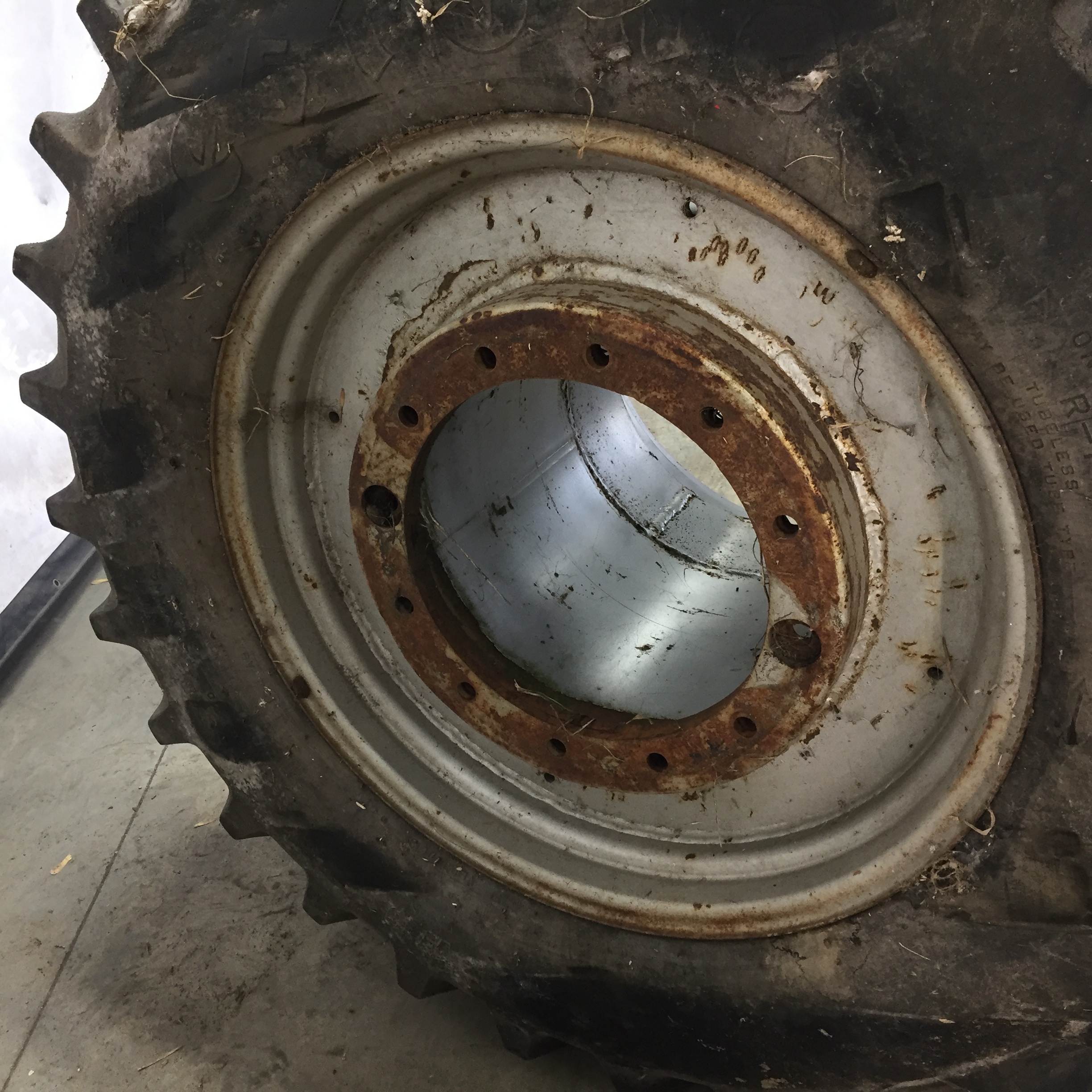 30''D x 13''W FWA Direct Bolt Dual Wheel WT008365