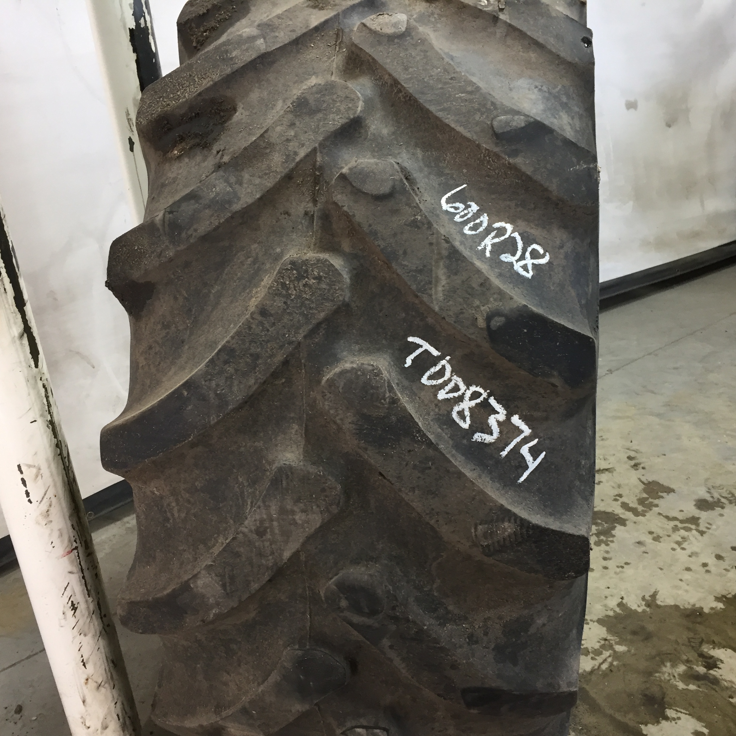 600/65R28 Firestone Radial All Traction DT R-1W Tire RT008374