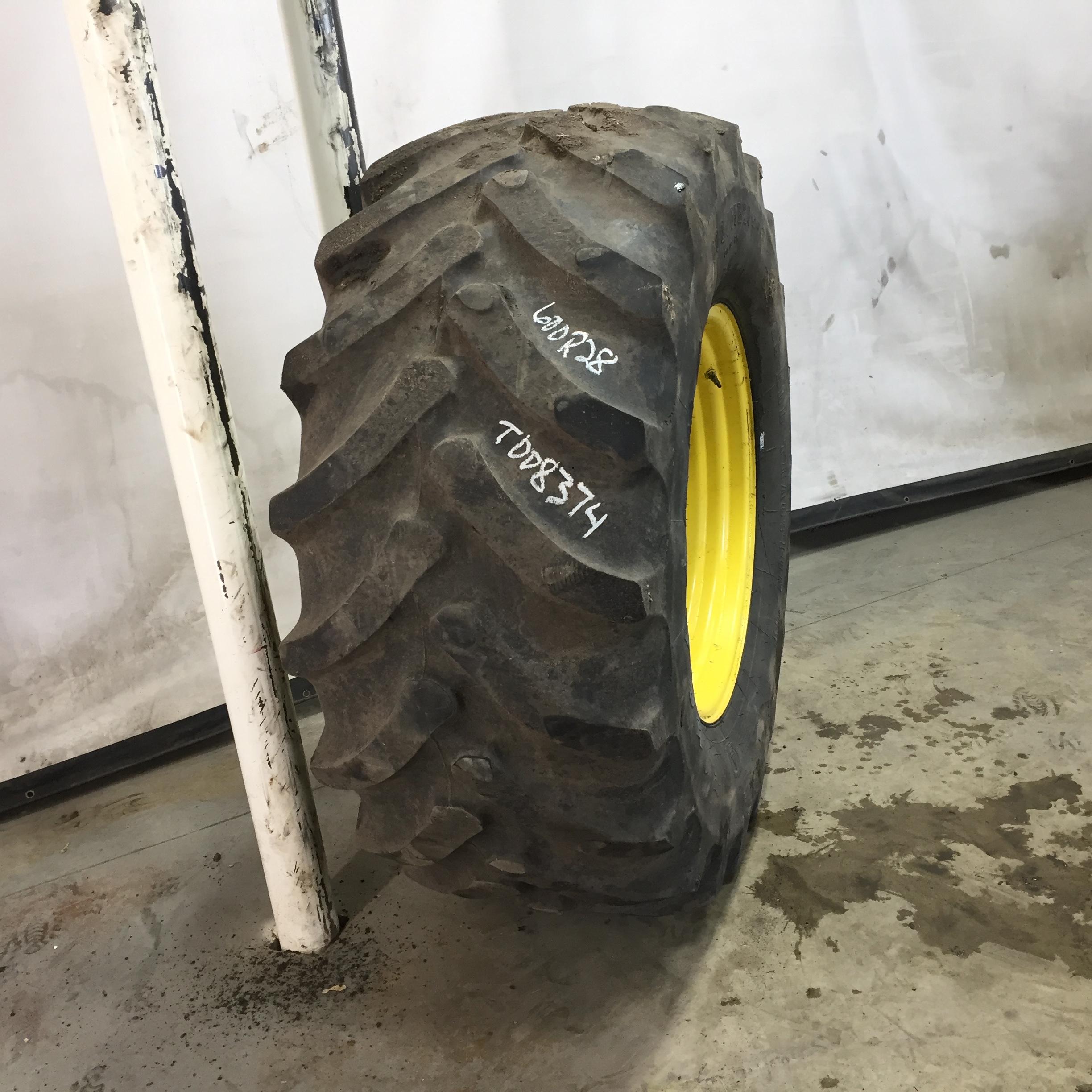 600/65R28 Firestone Radial All Traction DT R-1W Tire RT008374