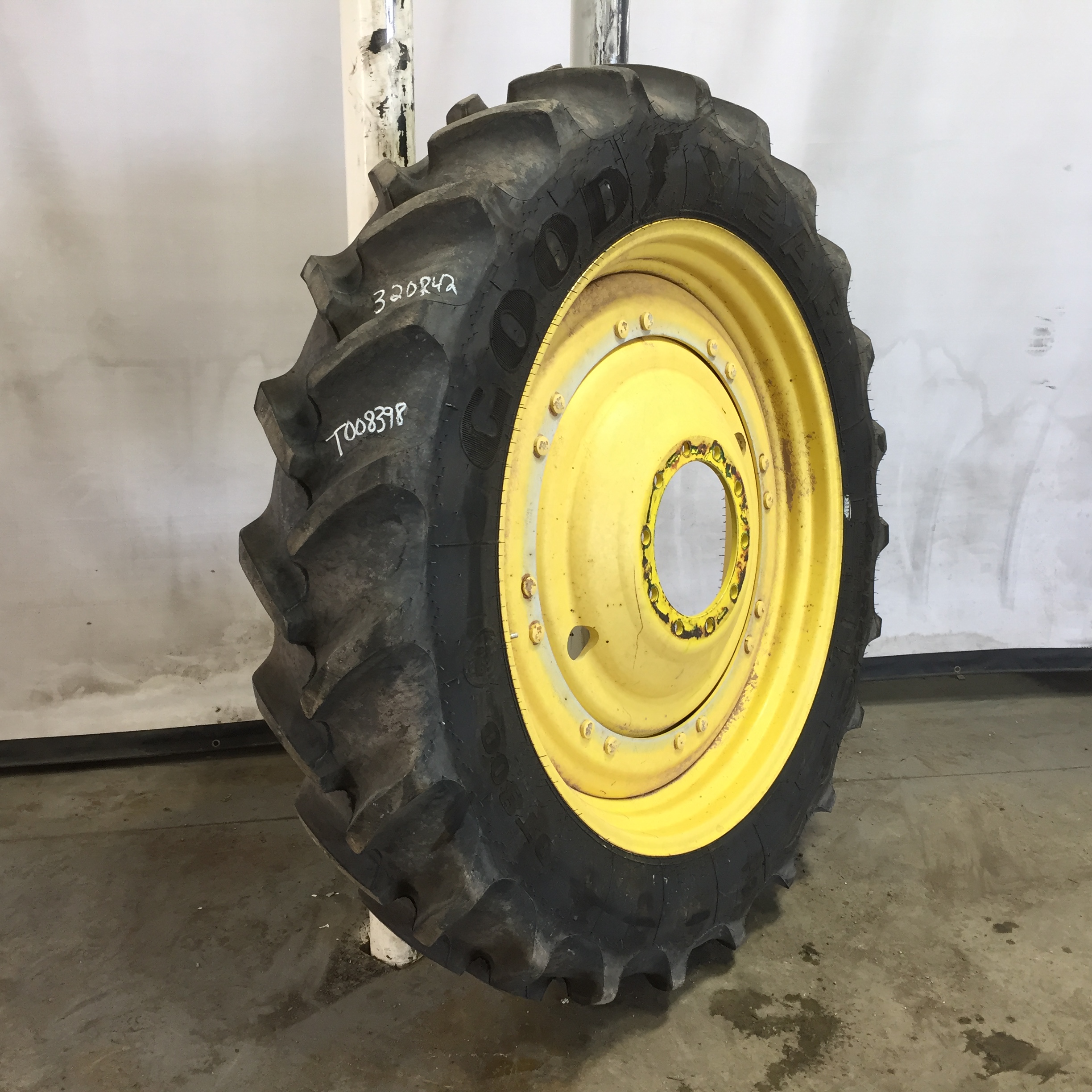 320/90R42 Goodyear Farm DT800 Optitrac R-1W Tire RT008398