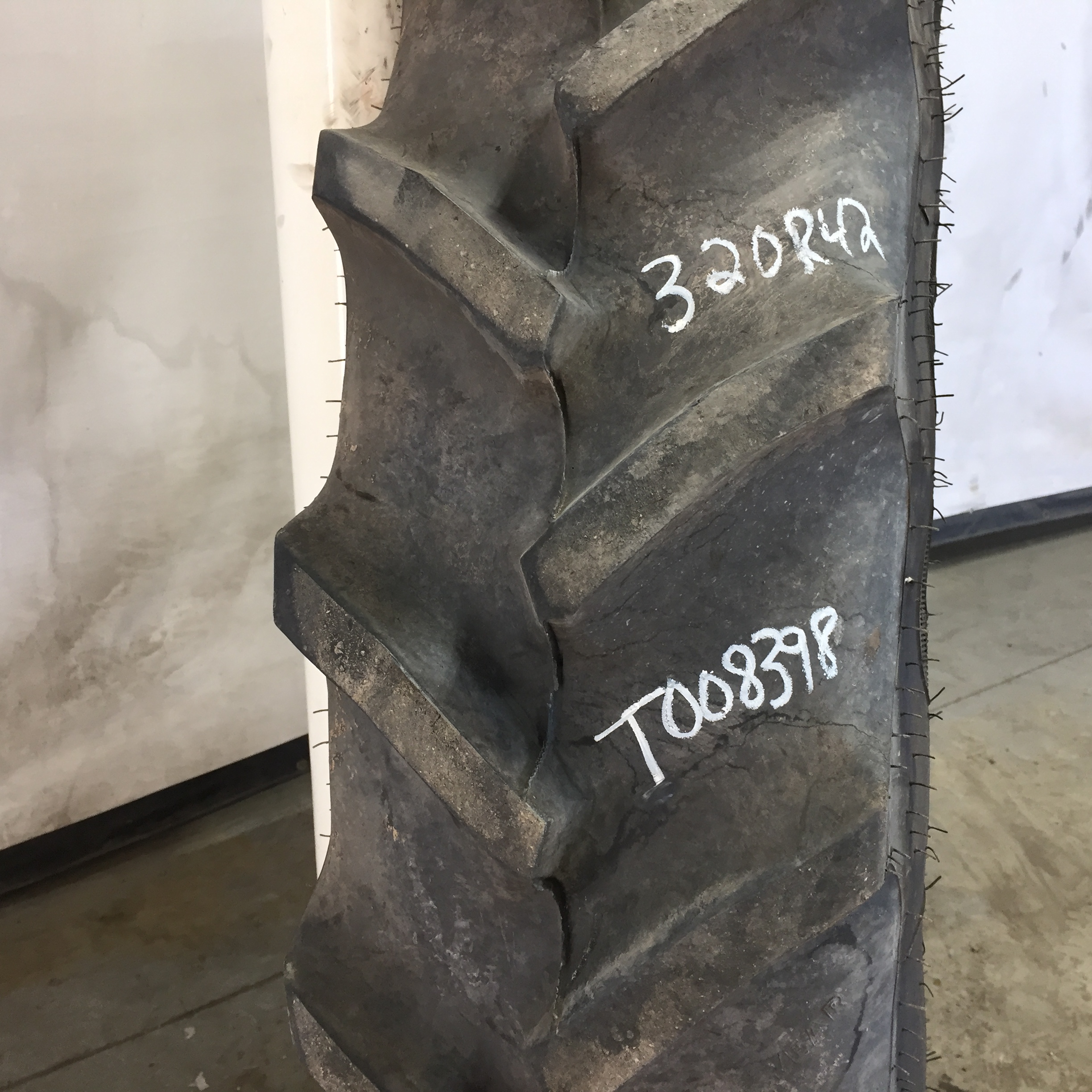 320/90R42 Goodyear Farm DT800 Optitrac R-1W Stub Disc (groups of 2 bolts) Tire-Wheel Assembly T008398