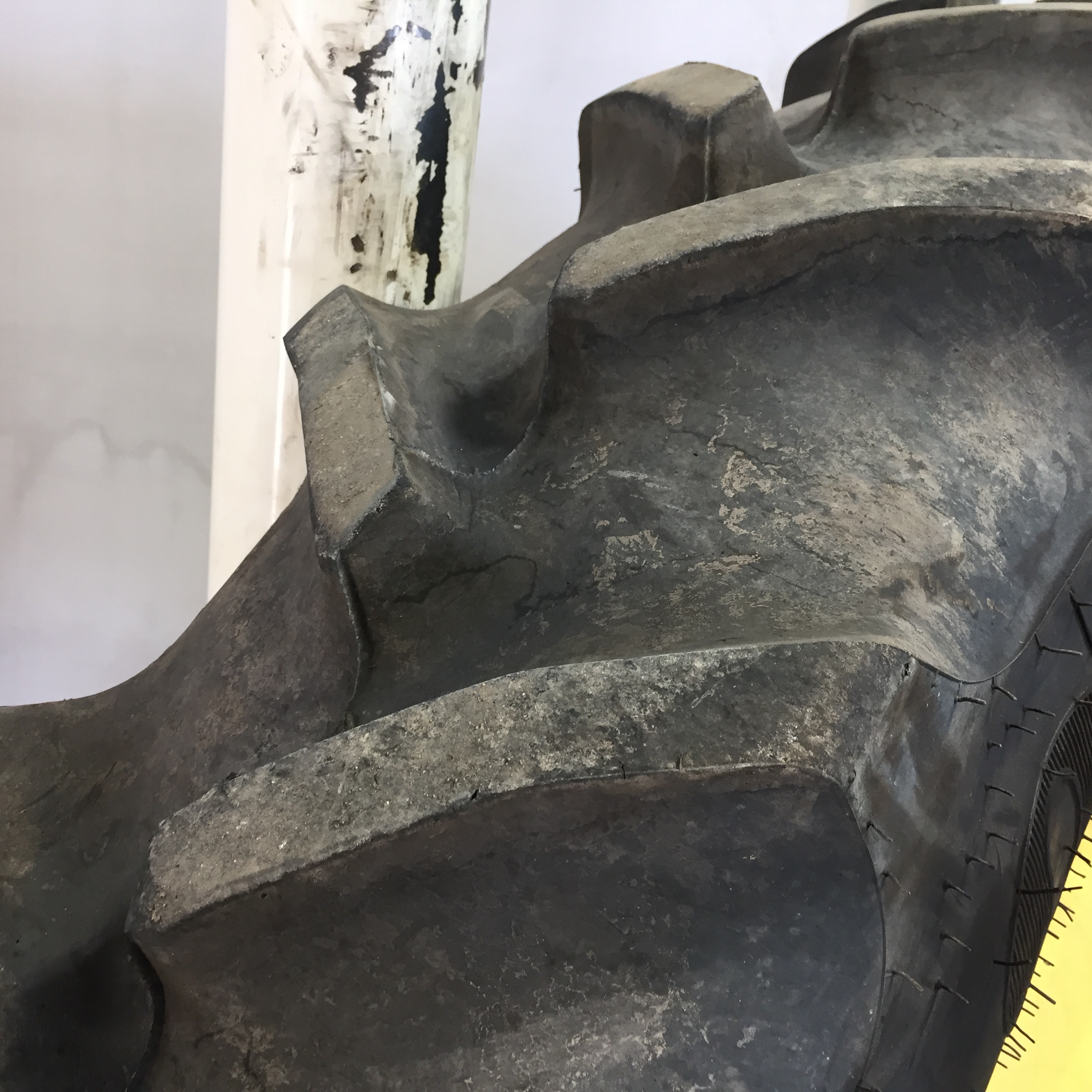 320/90R42 Goodyear Farm DT800 Optitrac R-1W Stub Disc (groups of 2 bolts) Tire-Wheel Assembly T008398