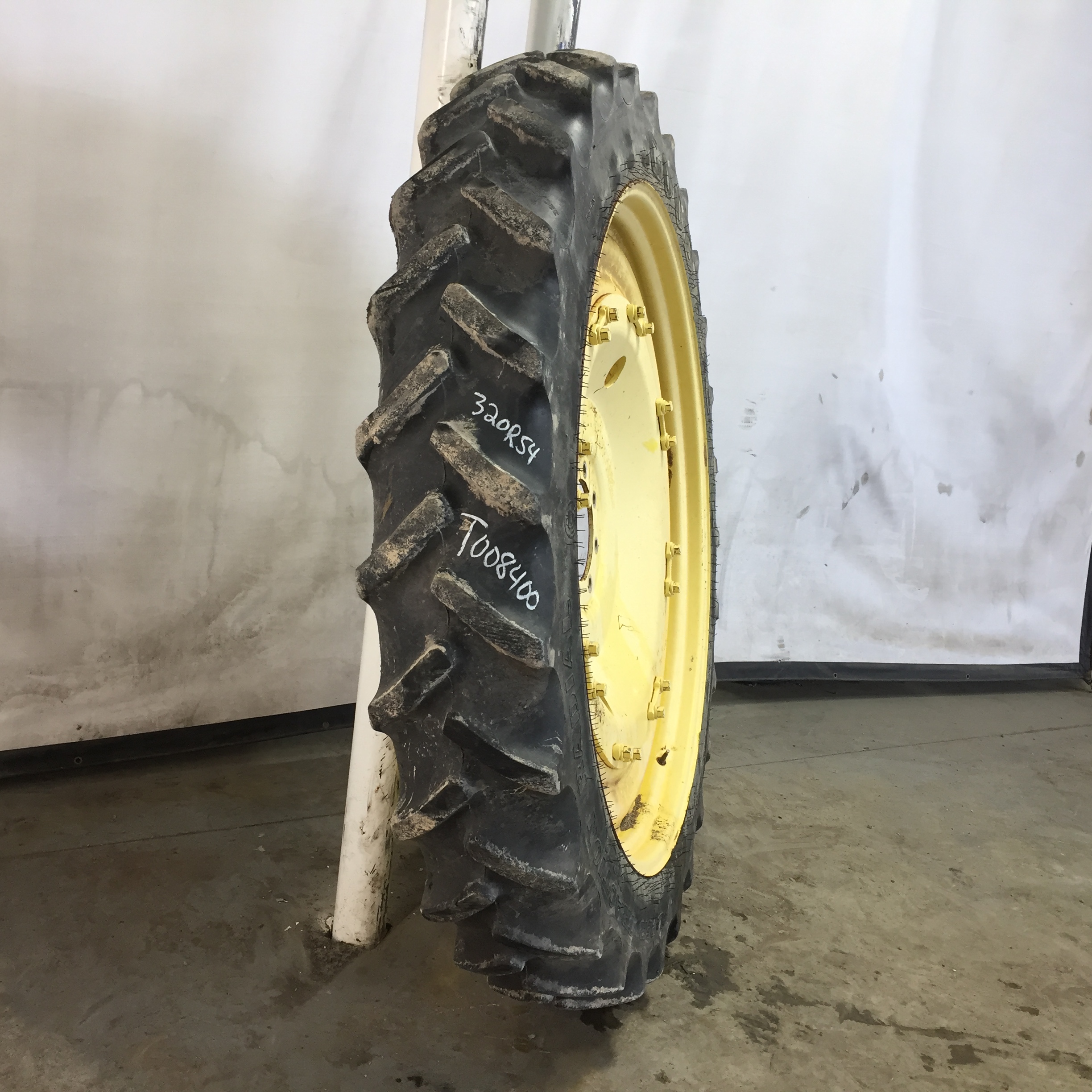 320/90R54 Goodyear Farm DT800 Super Traction R-1W Tire RT008400