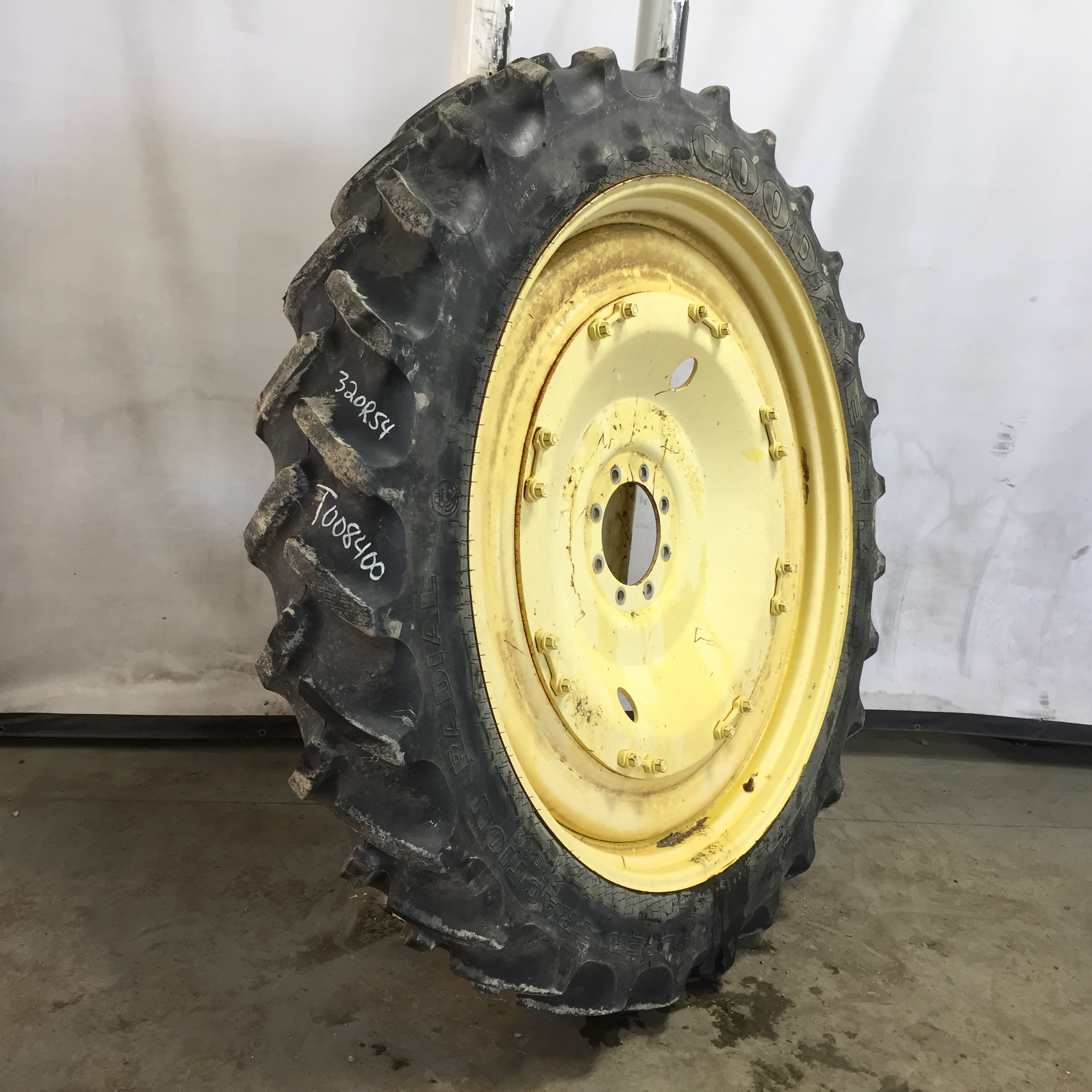 320/90R54 Goodyear Farm DT800 Super Traction R-1W Stub Disc (groups of 2 bolts) Tire-Wheel Assembly T008400