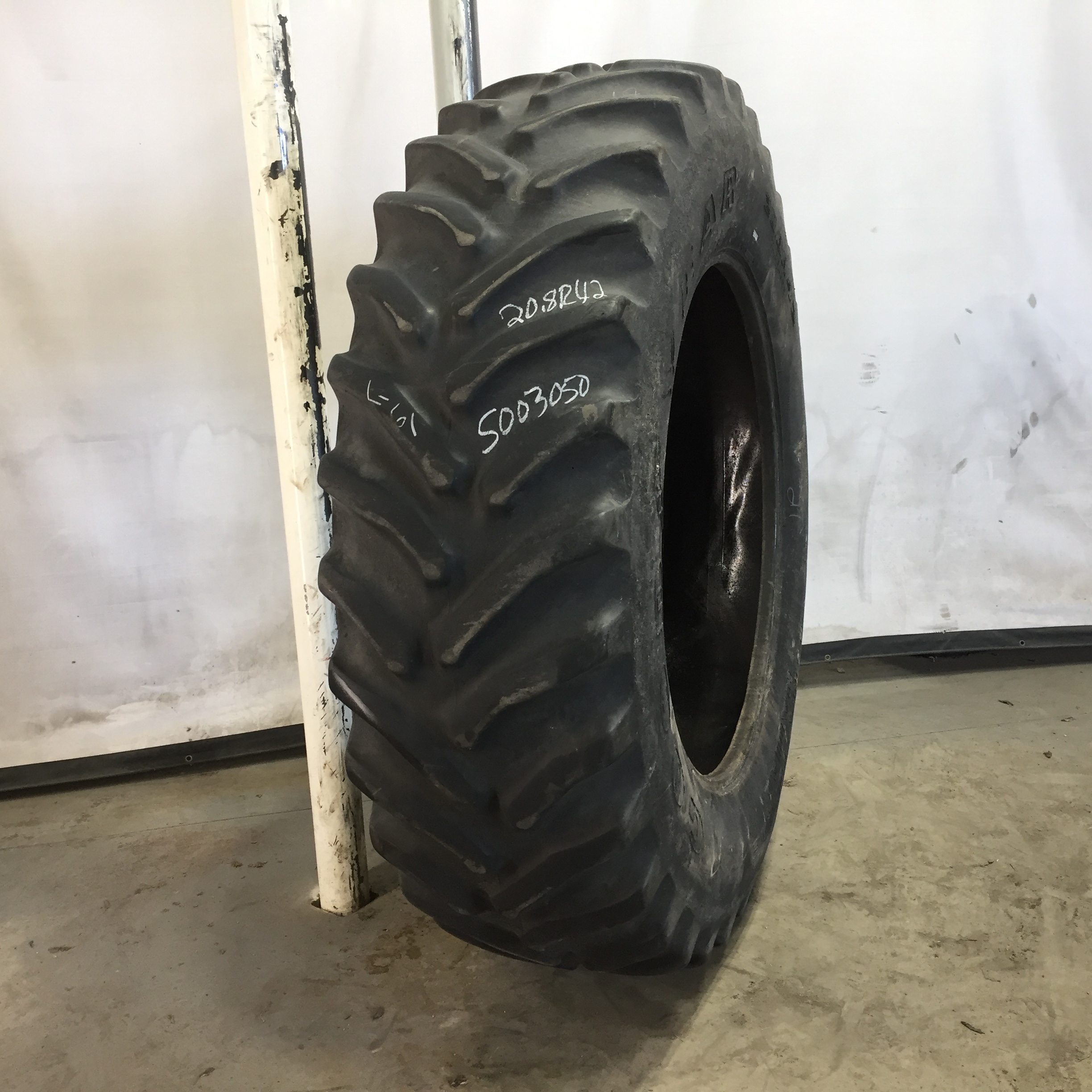 20.8/R42 Goodyear Farm Dyna Torque Radial R-1 Tire S003050