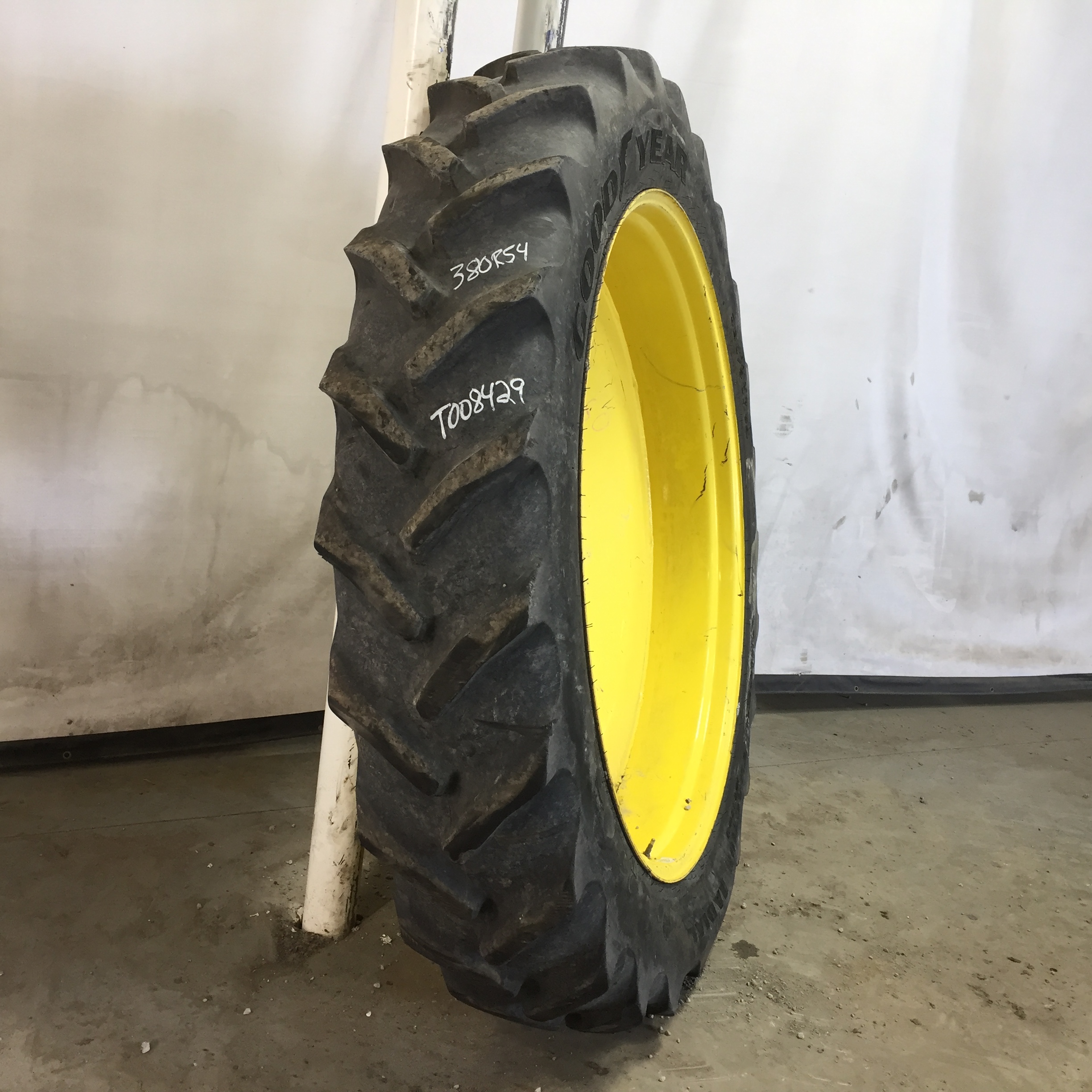380/90R54 Goodyear Farm DT800 Super Traction R-1W Tire-Wheel Assembly T008429