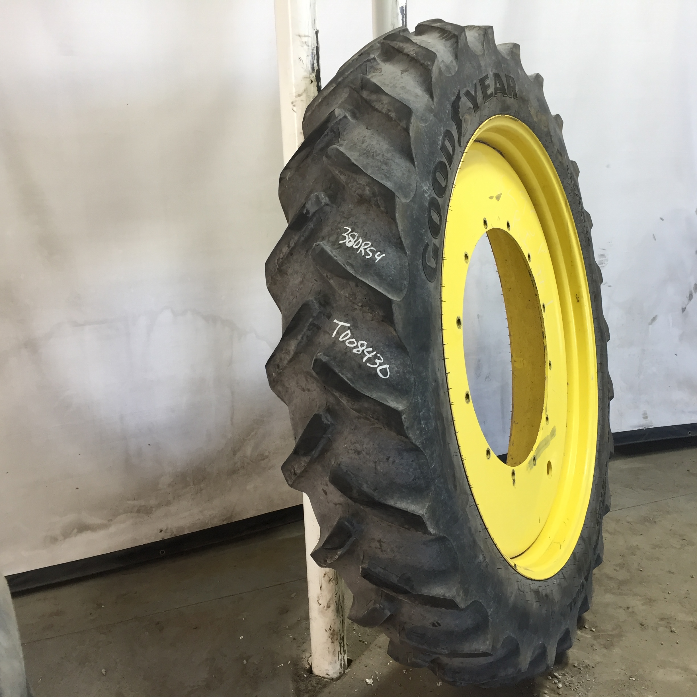 380/90R54 Goodyear Farm DT800 Super Traction R-1W Tire RT008430