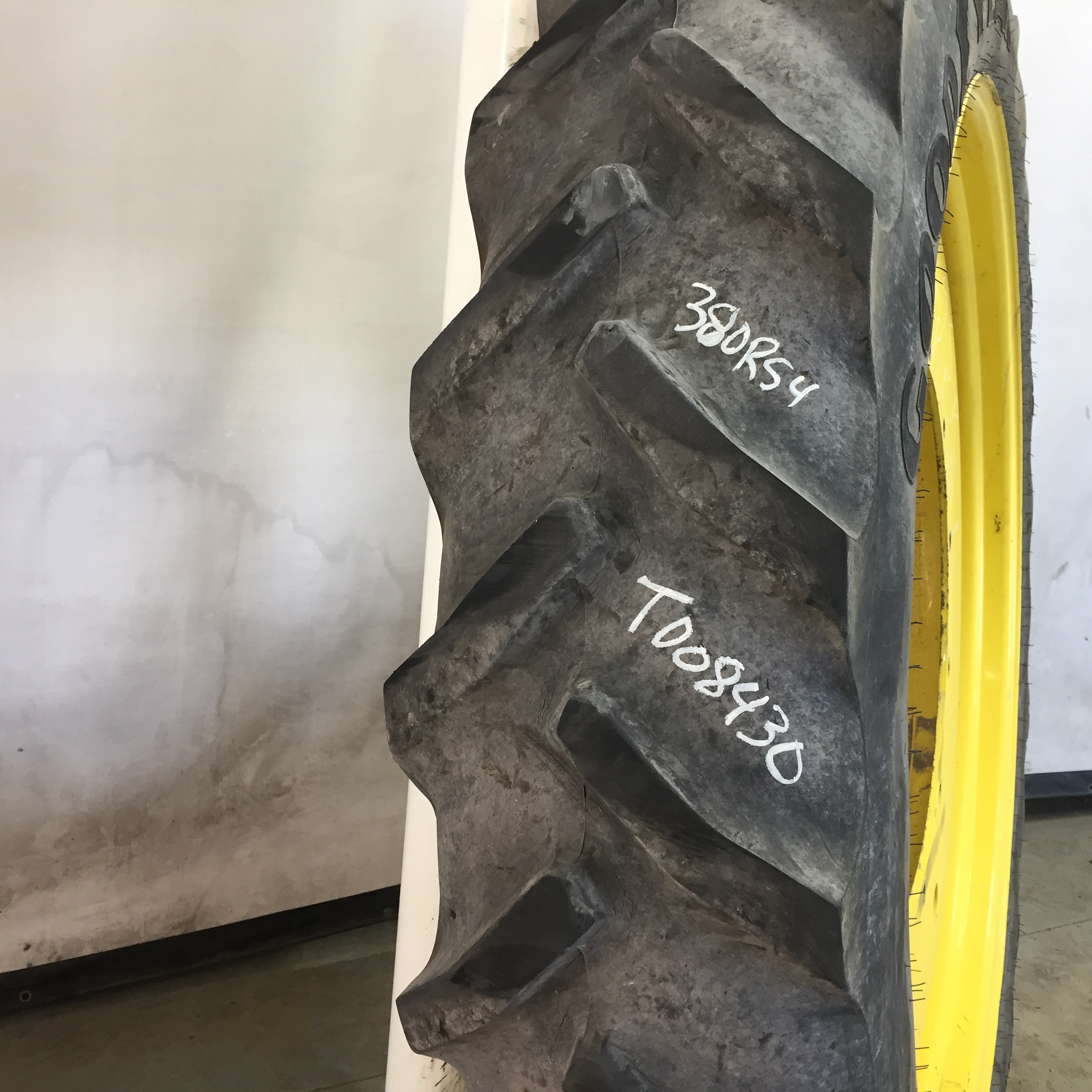 380/90R54 Goodyear Farm DT800 Super Traction R-1W Tire-Wheel Assembly T008430