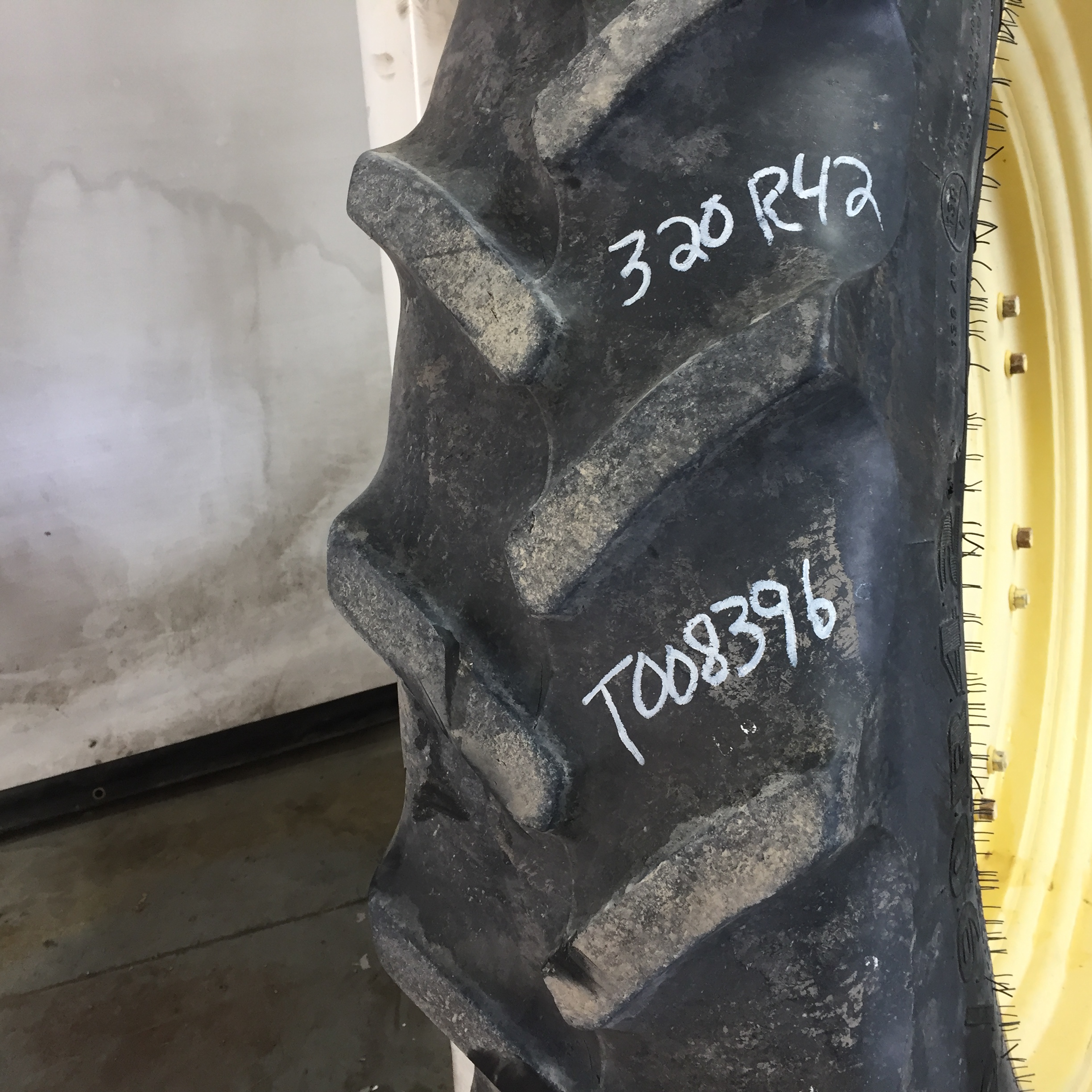 320/90R42 Goodyear Farm DT800 Optitrac R-1W Stub Disc Tire-Wheel Assembly T008396